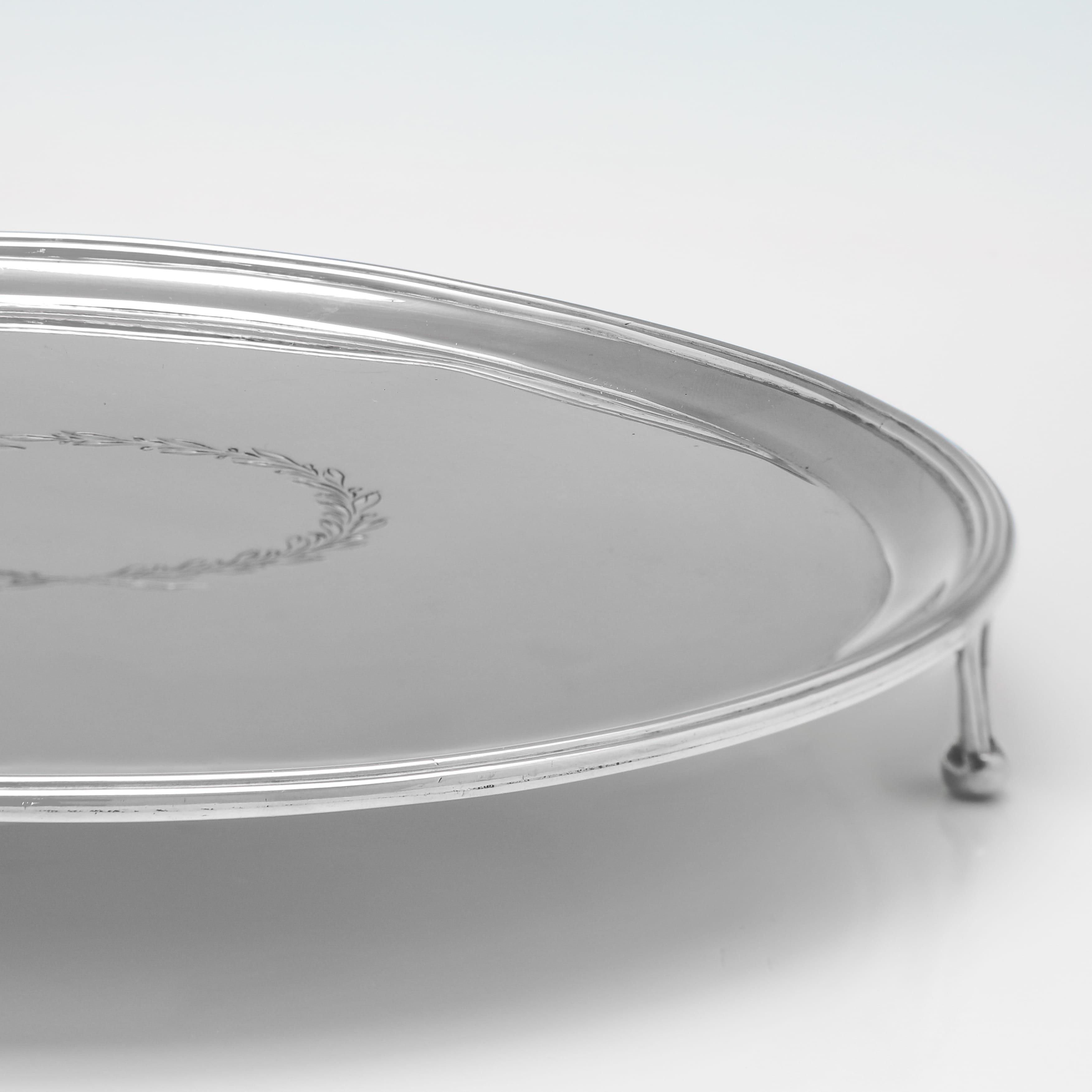 Néoclassique Plateau en argent de la période néoclassique du 18ème siècle, poinçonné à Londres en 1790 en vente