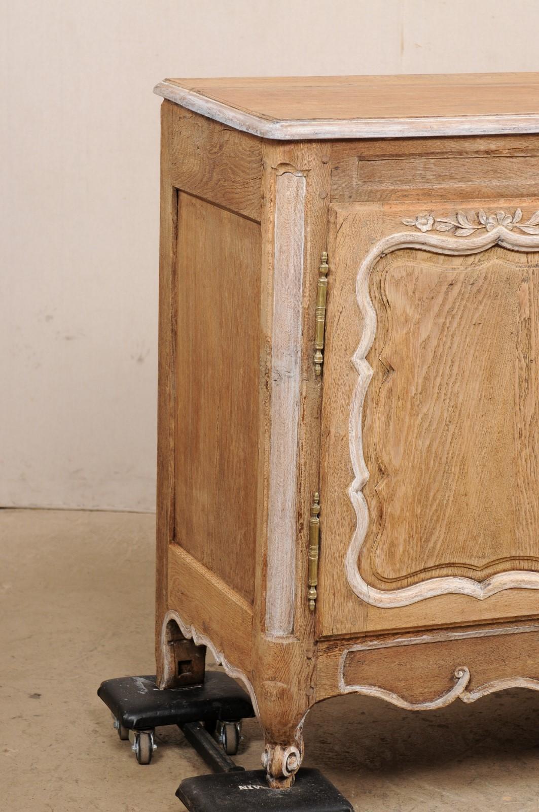 Néoclassique Buffet néoclassique en chêne blanchi avec tiroirs centrals de France en vente