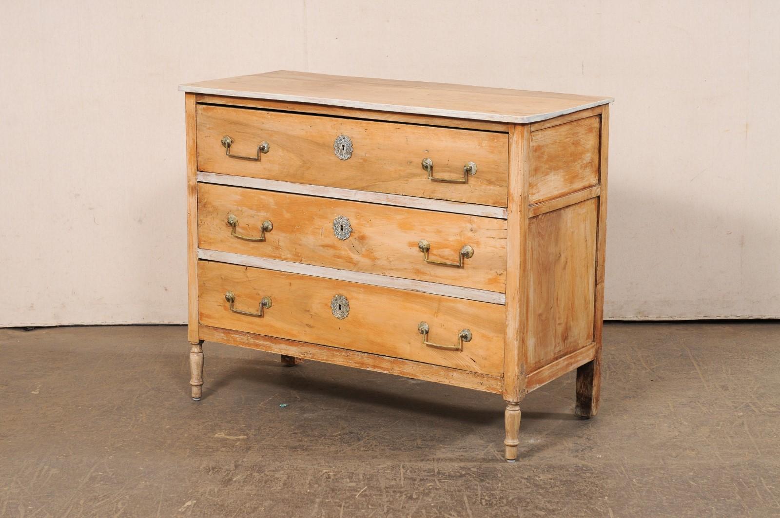Commode francese in legno sbiancato di epoca neoclassica con bella ferramenta in vendita 3