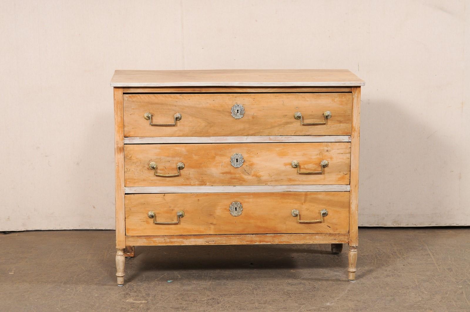 Commode francese in legno sbiancato di epoca neoclassica con bella ferramenta in vendita 4