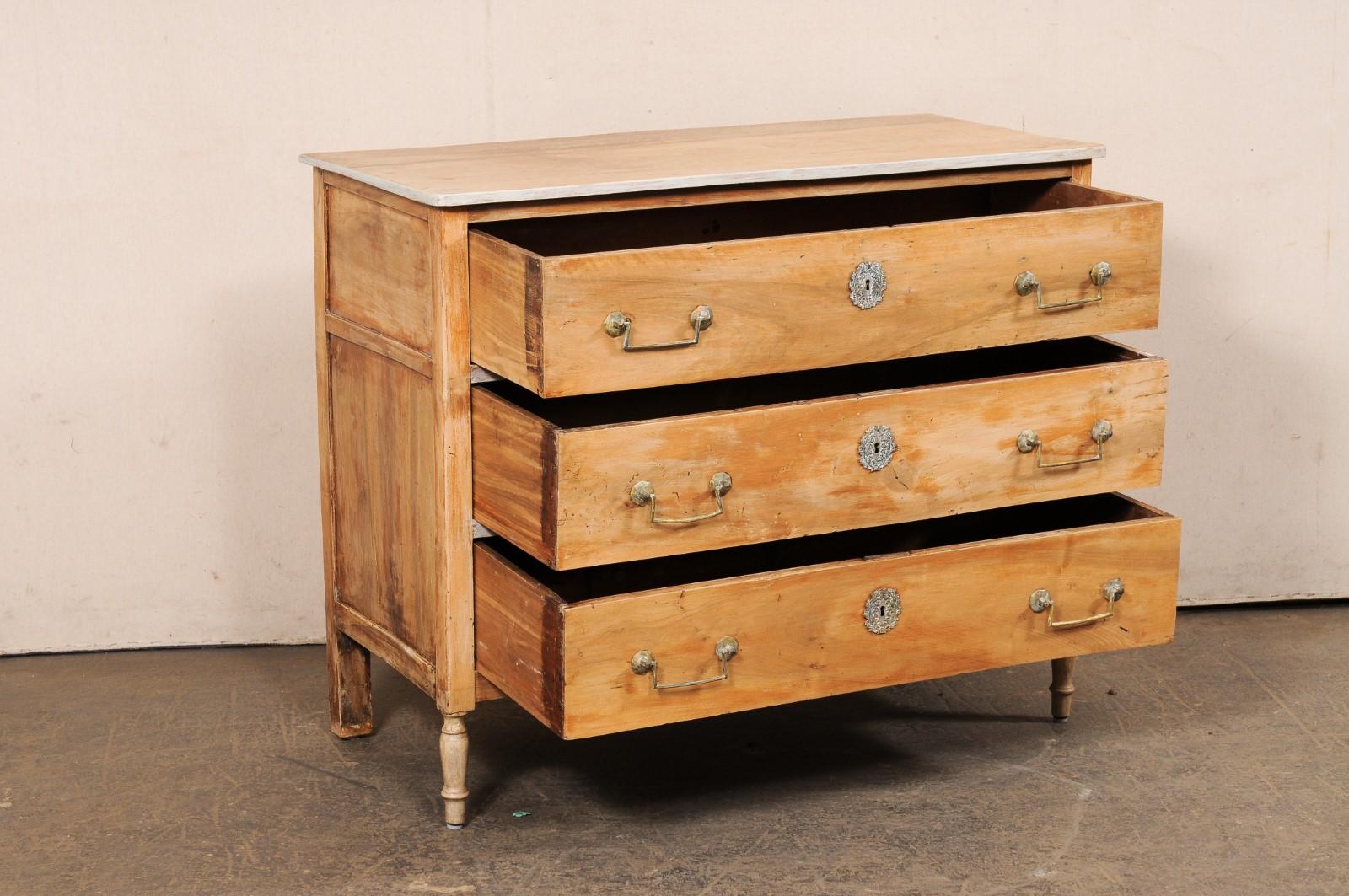Neoclassico Commode francese in legno sbiancato di epoca neoclassica con bella ferramenta in vendita
