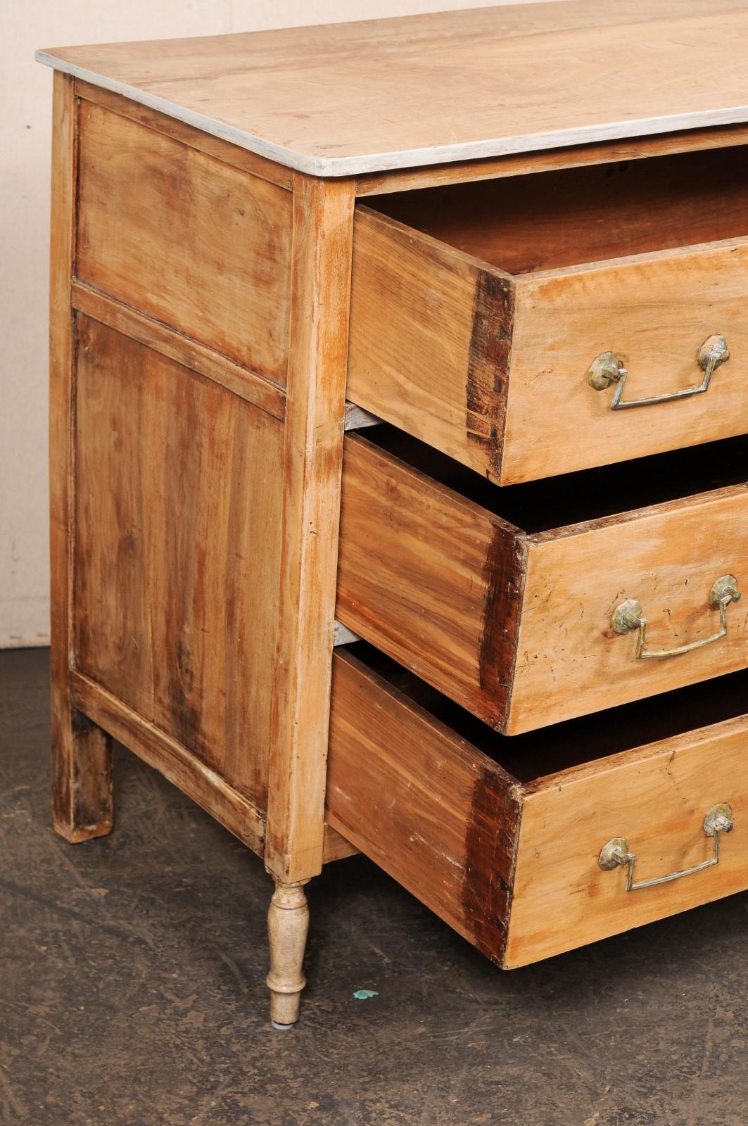 Francese Commode francese in legno sbiancato di epoca neoclassica con bella ferramenta in vendita