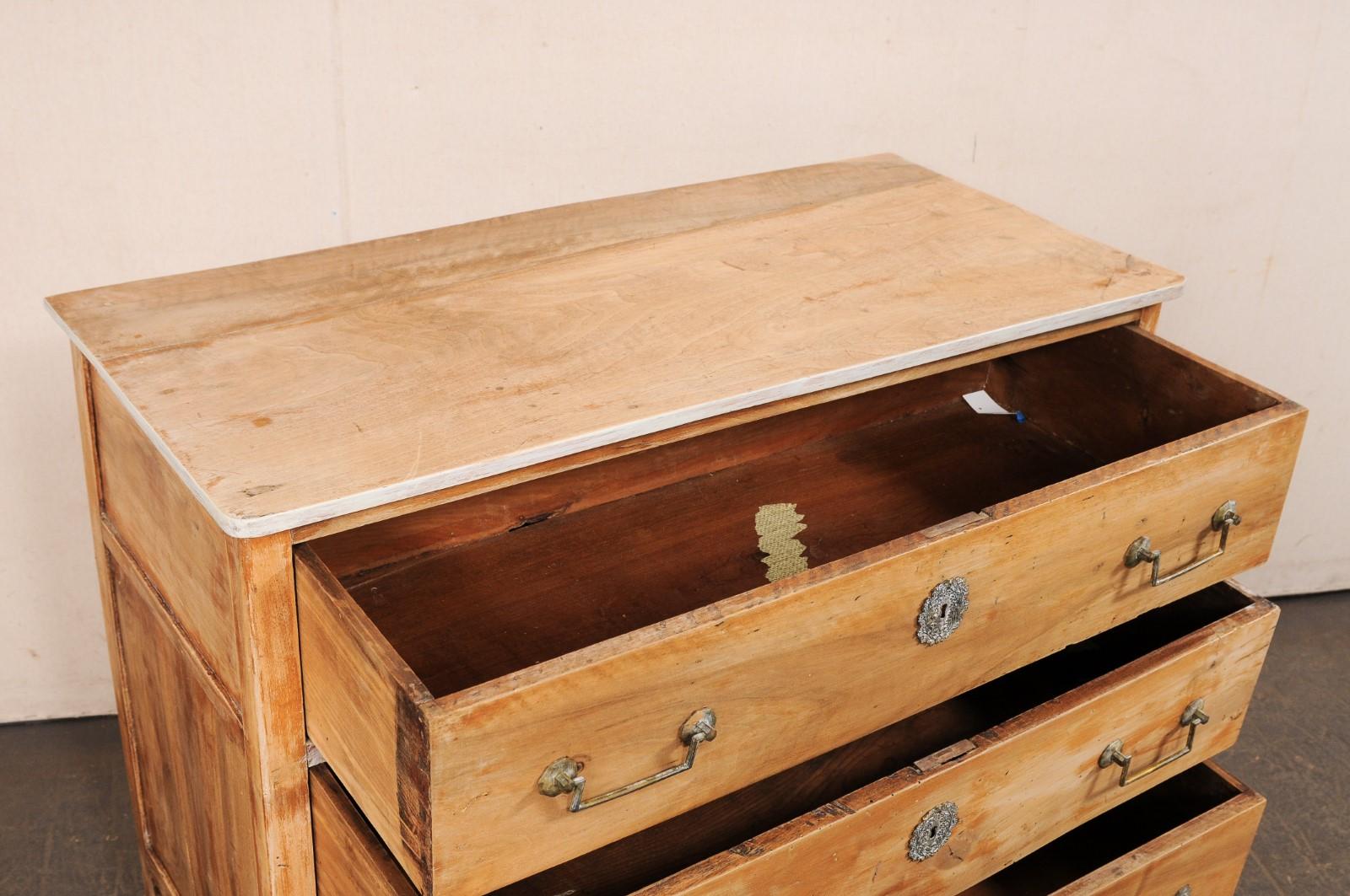 Commode francese in legno sbiancato di epoca neoclassica con bella ferramenta In condizioni buone in vendita a Atlanta, GA