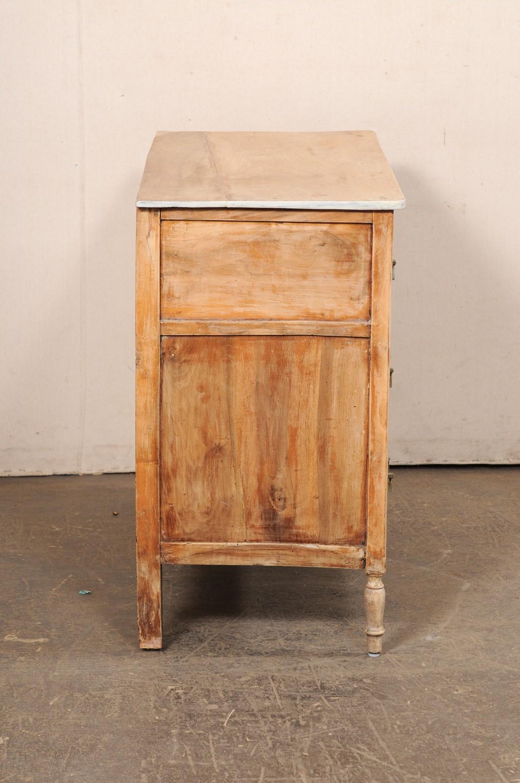 XIX secolo Commode francese in legno sbiancato di epoca neoclassica con bella ferramenta in vendita
