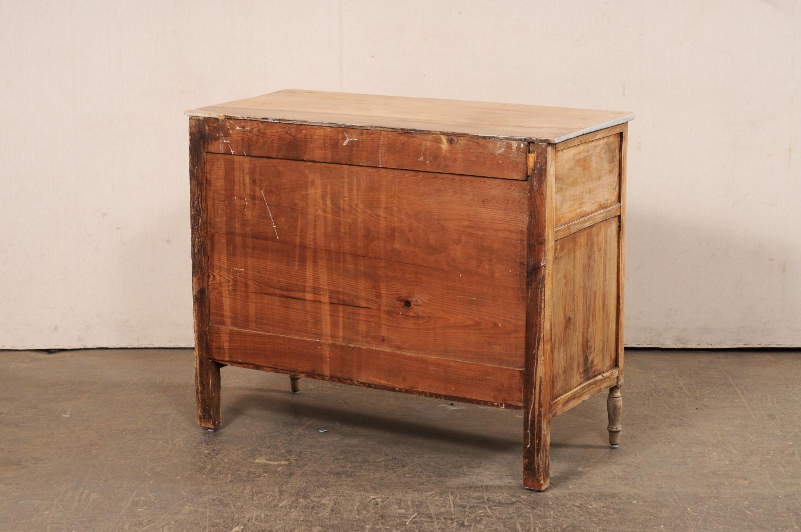 Legno Commode francese in legno sbiancato di epoca neoclassica con bella ferramenta in vendita