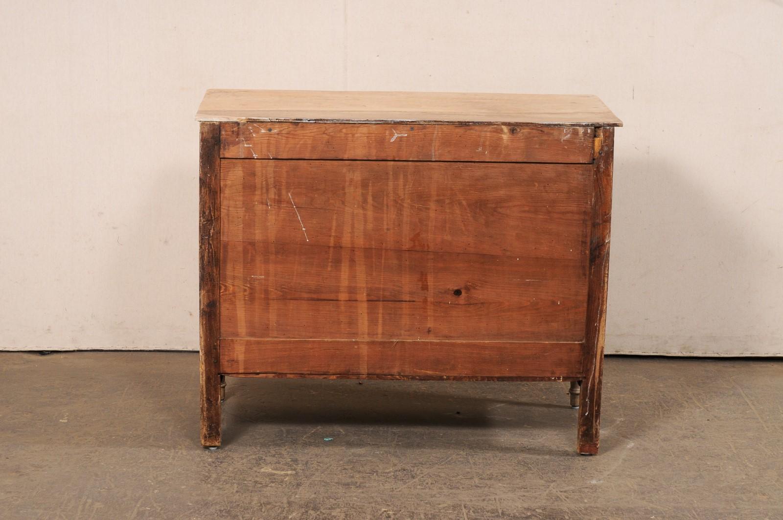 Commode francese in legno sbiancato di epoca neoclassica con bella ferramenta in vendita 1