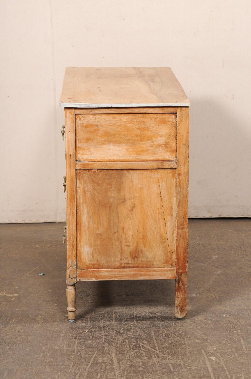 Commode francese in legno sbiancato di epoca neoclassica con bella ferramenta in vendita 2