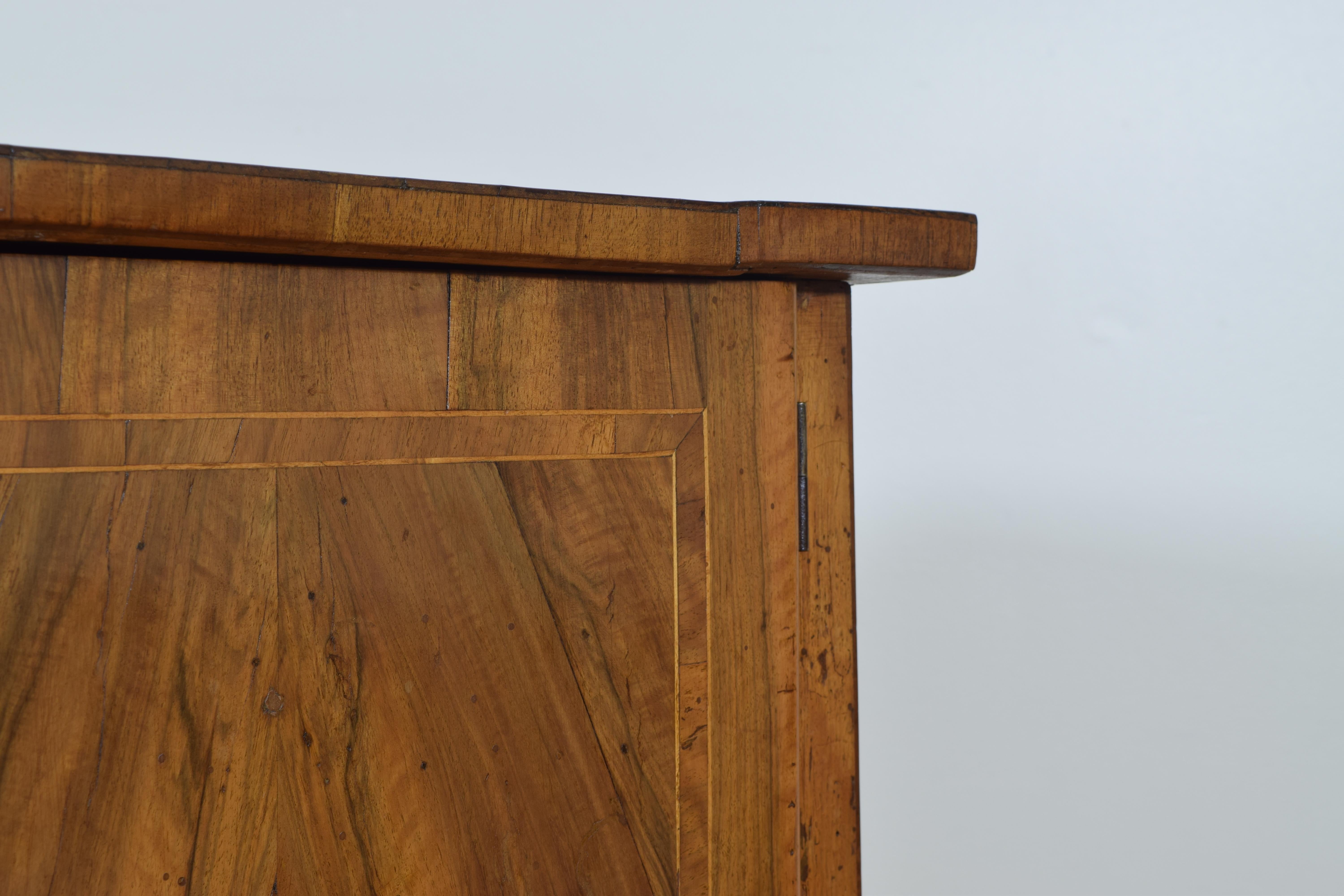 Neoclassical Period Walnut Inlaid and Walnut 1-Door Cabinet, Late 18th Century im Zustand „Hervorragend“ in Atlanta, GA