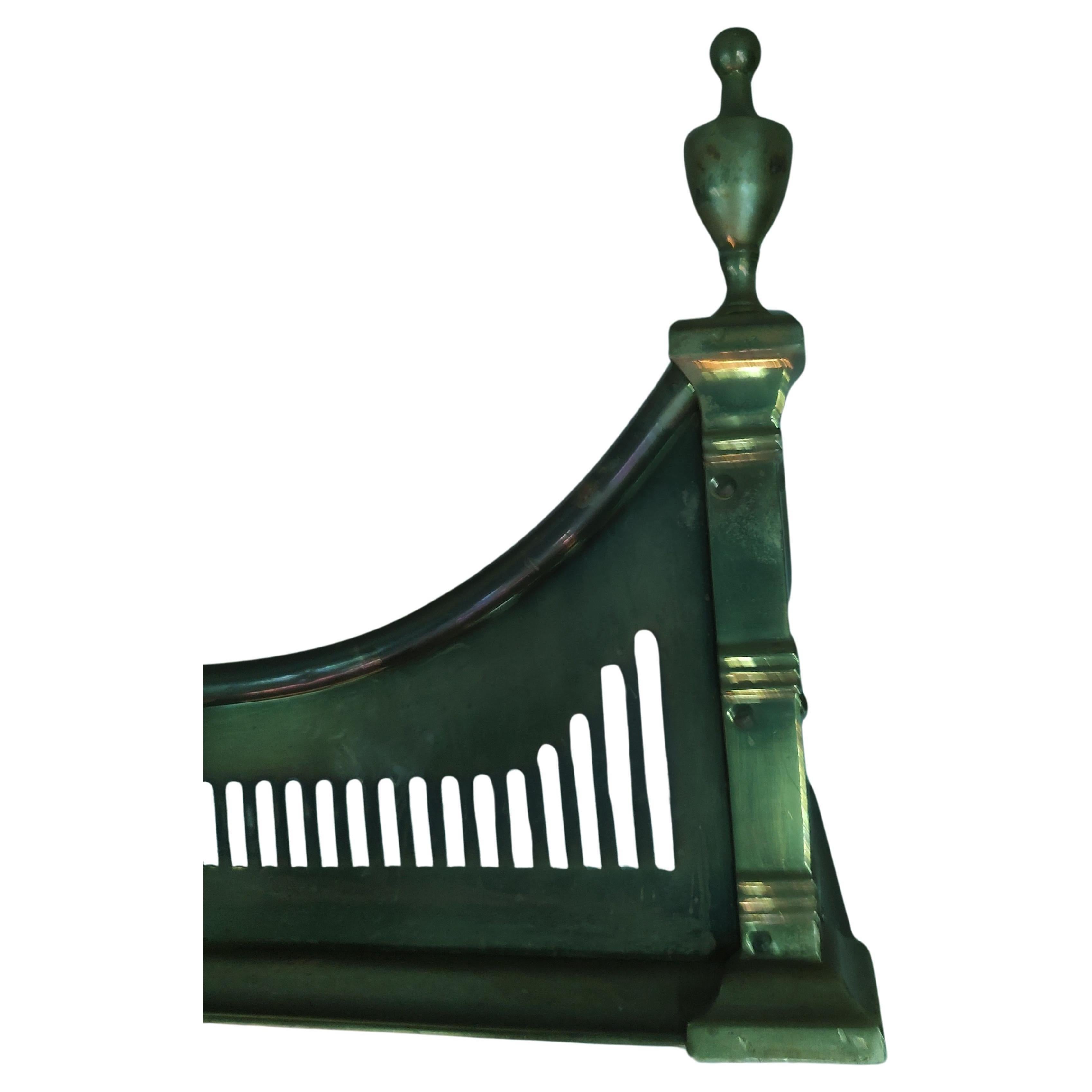 Estetismo Parafuoco neoclassico in ottone reticolato traforato, 1885 circa in vendita