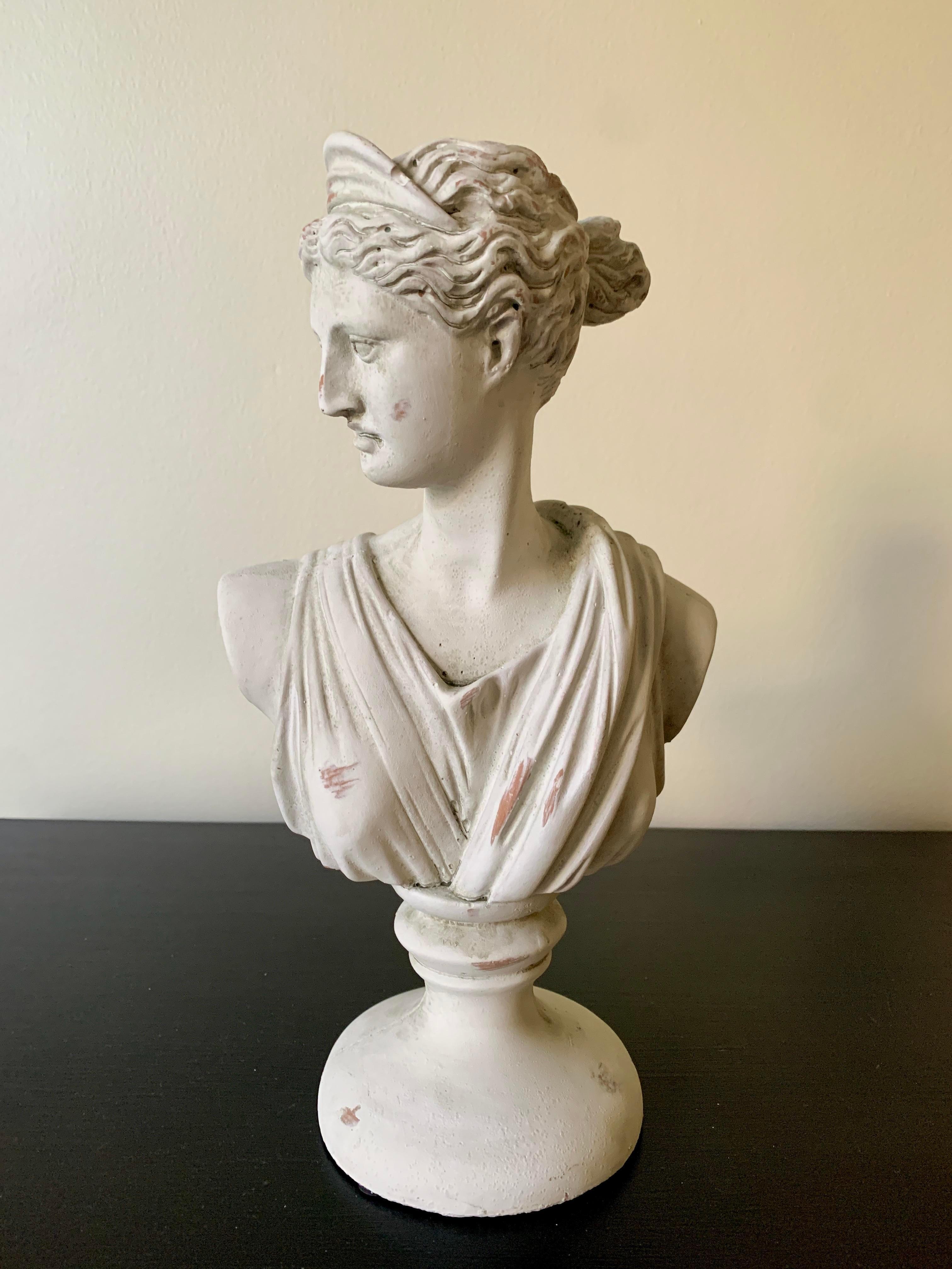 Bustes en plâtre néoclassiques de Diane et d'Apollon Sculptures du Belvedere, paire en vente 3