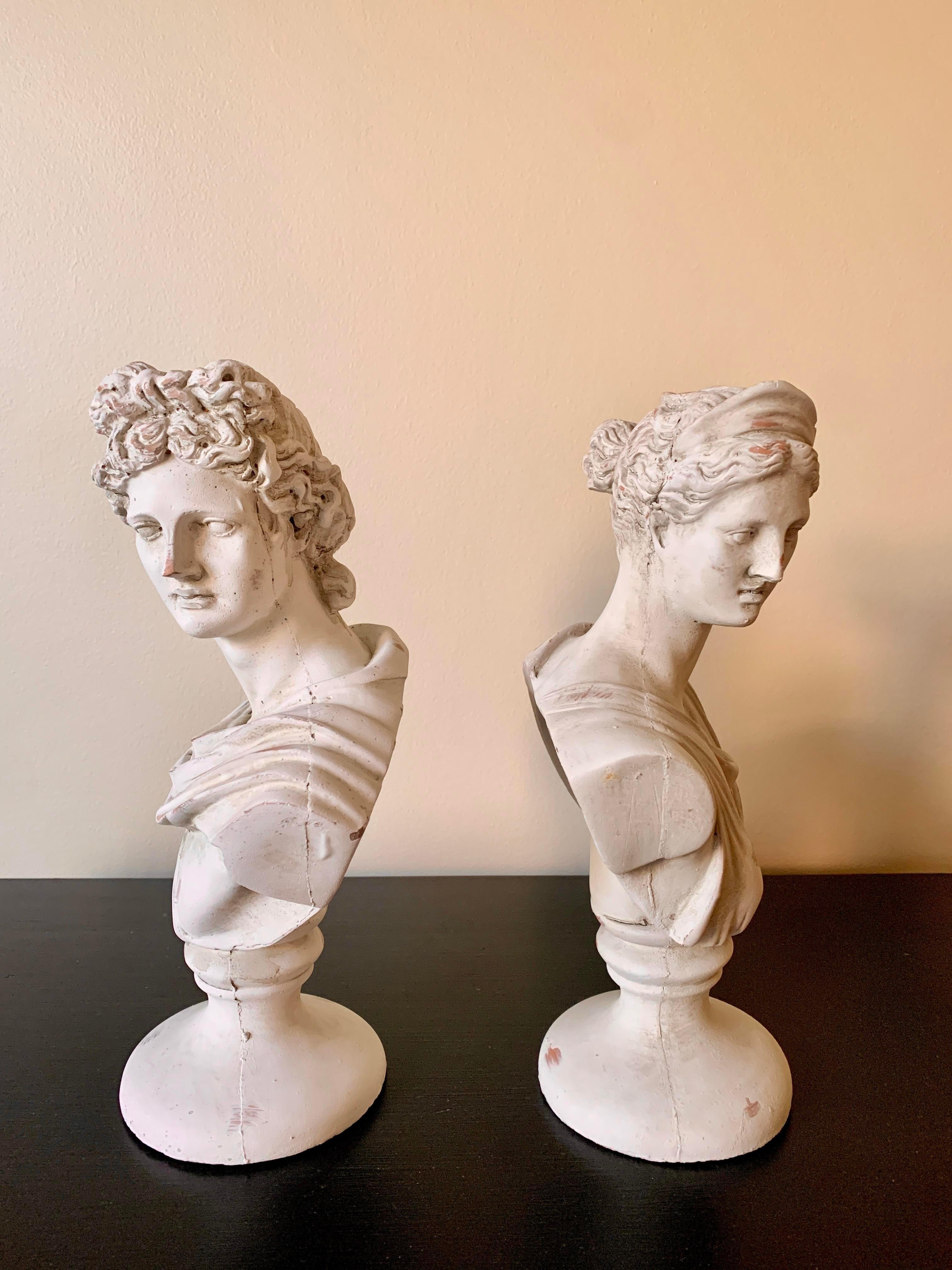 Américain Bustes en plâtre néoclassiques de Diane et d'Apollon Sculptures du Belvedere, paire en vente
