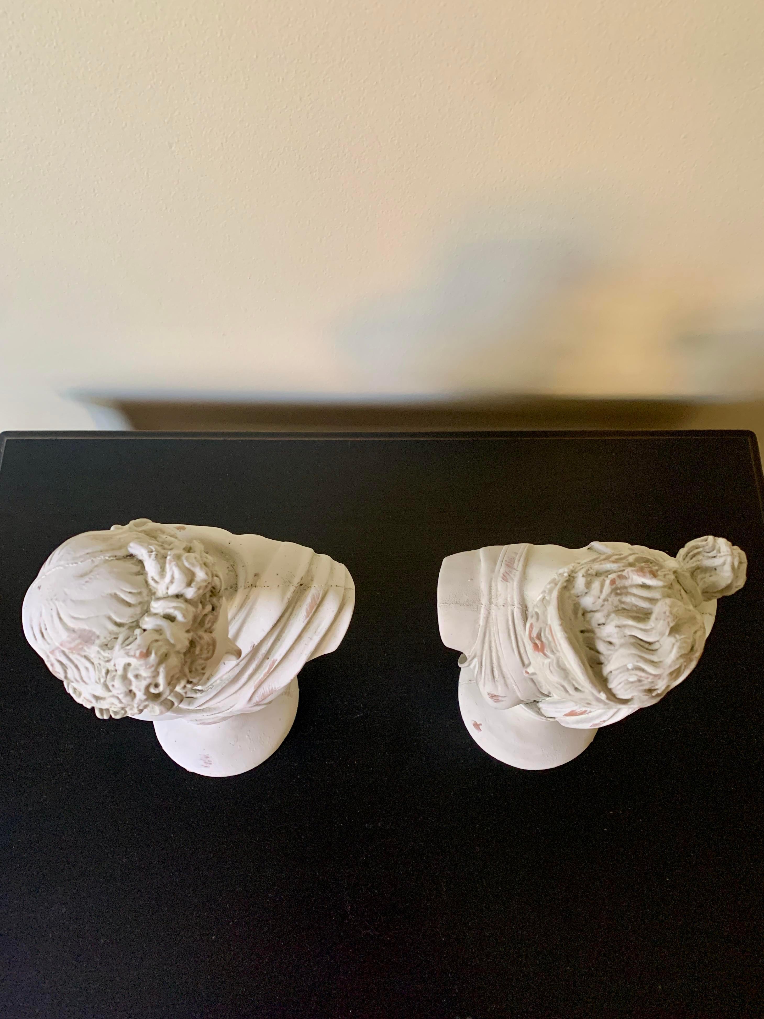 Plâtre Bustes en plâtre néoclassiques de Diane et d'Apollon Sculptures du Belvedere, paire en vente