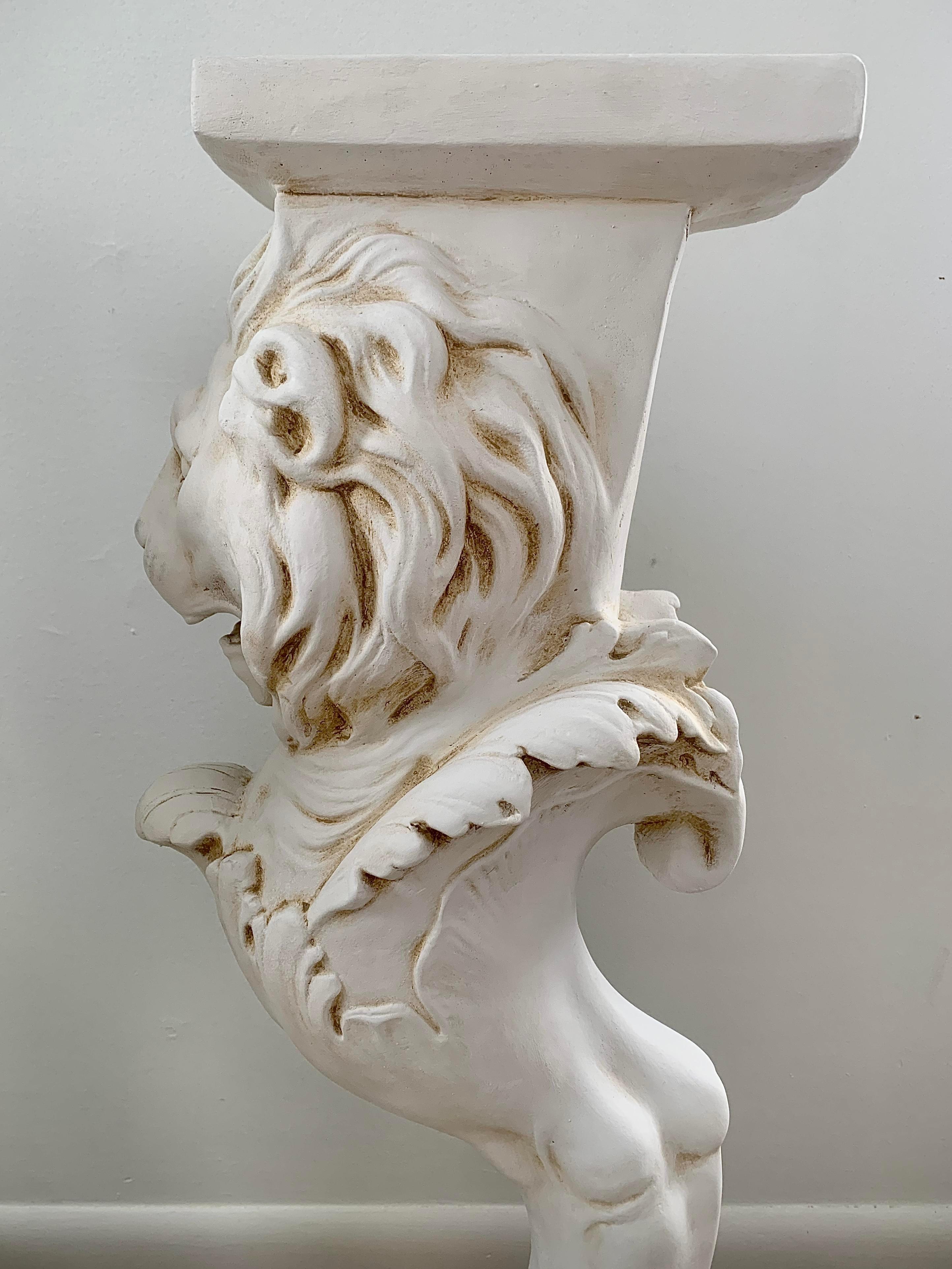 Paire de piédestaux de lion romain en plâtre néoclassique en vente 3