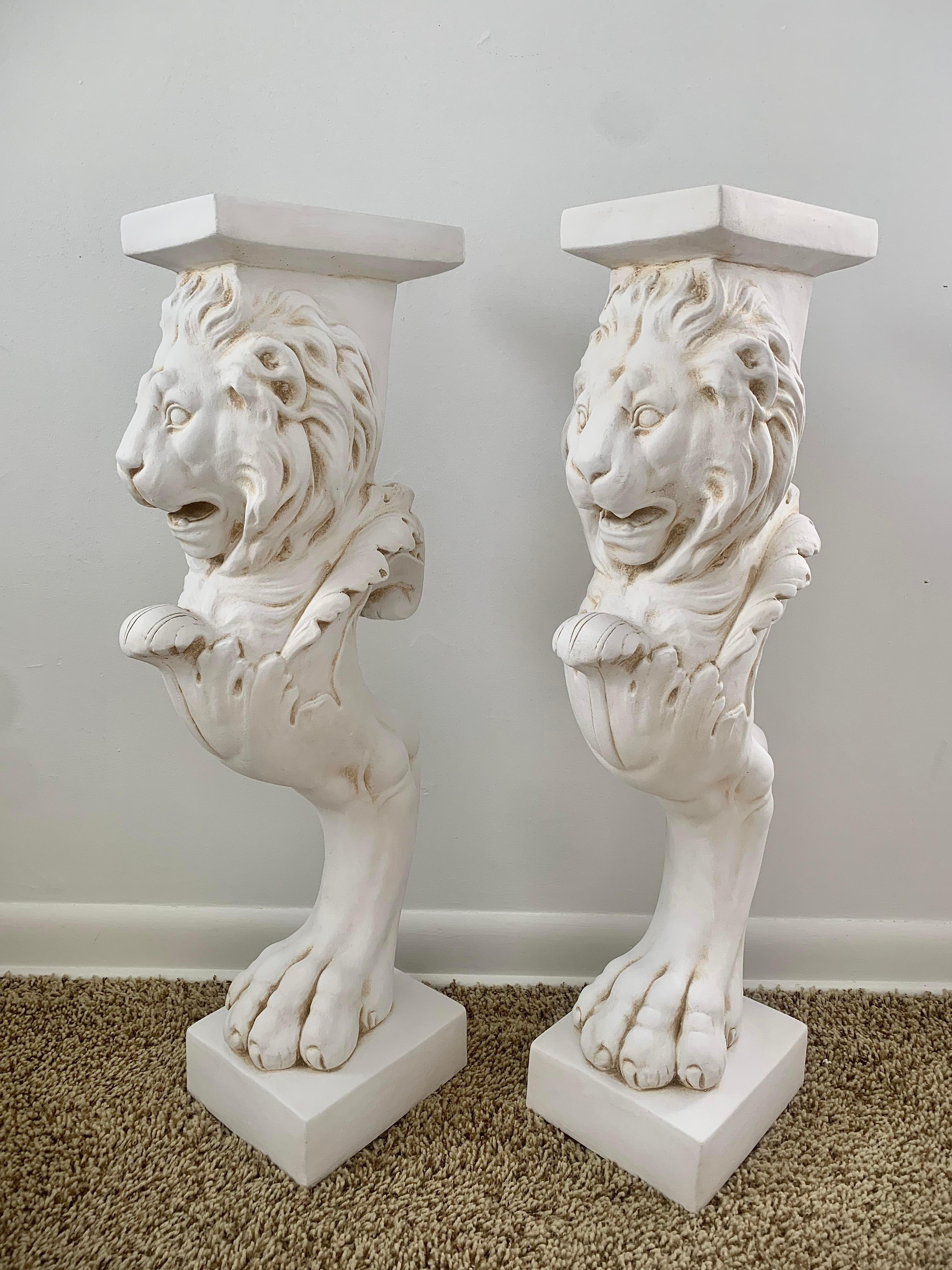 XXIe siècle et contemporain Paire de piédestaux de lion romain en plâtre néoclassique en vente