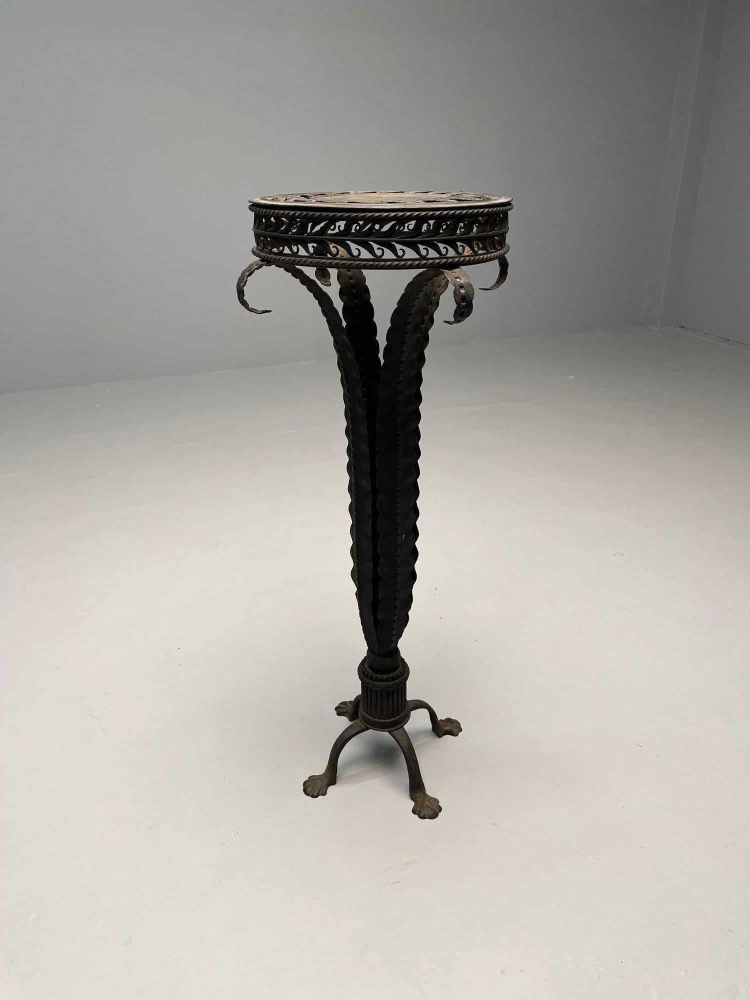 A ebony wrought iron pedestal. Indoor or outdoor. Circa 1920s
H 44.75 Día 18