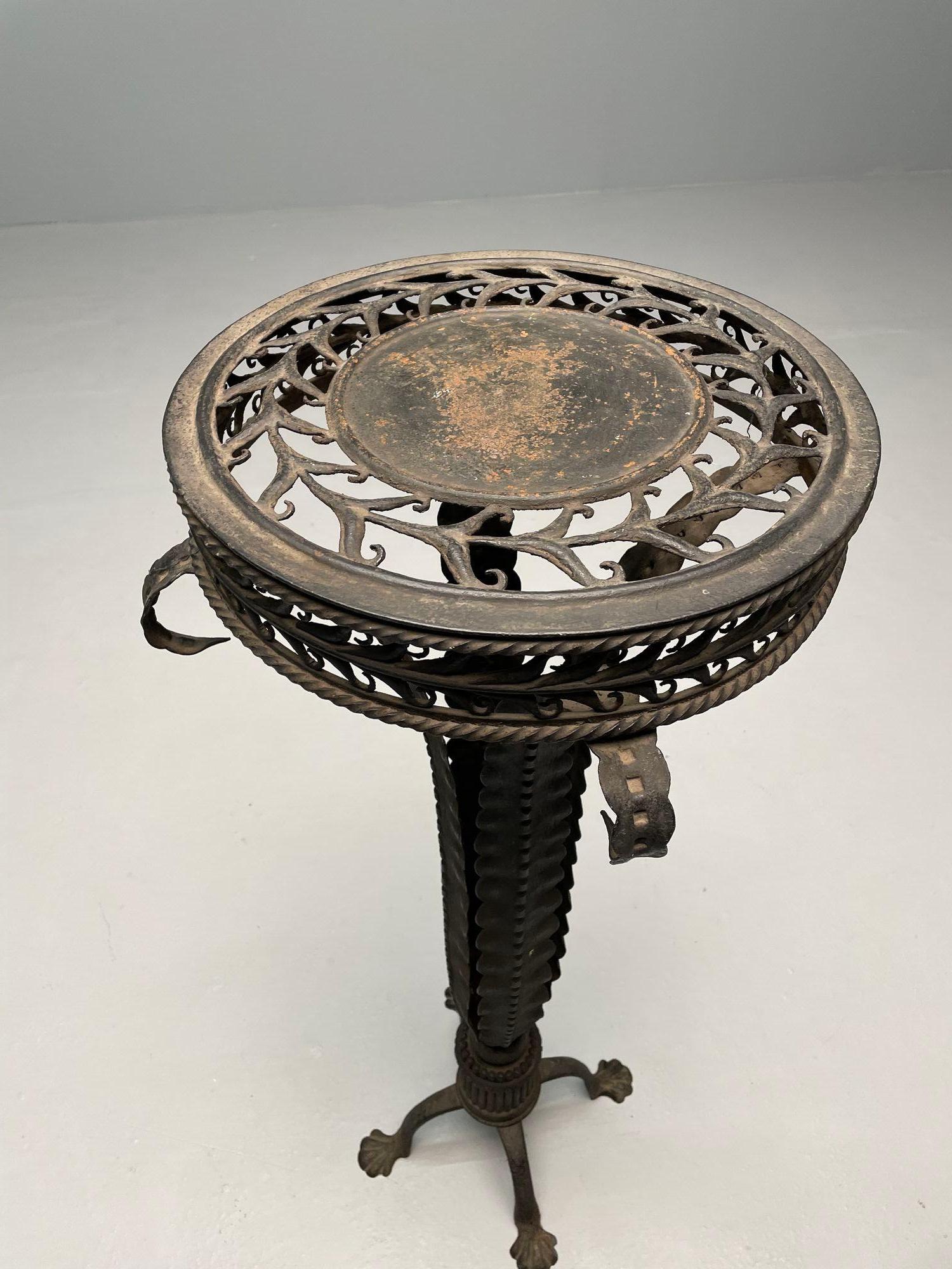 Neoklassische Plume Leg Wrought Iron Antique Pedestal, Indoor / Outdoor Verwendung (20. Jahrhundert) im Angebot