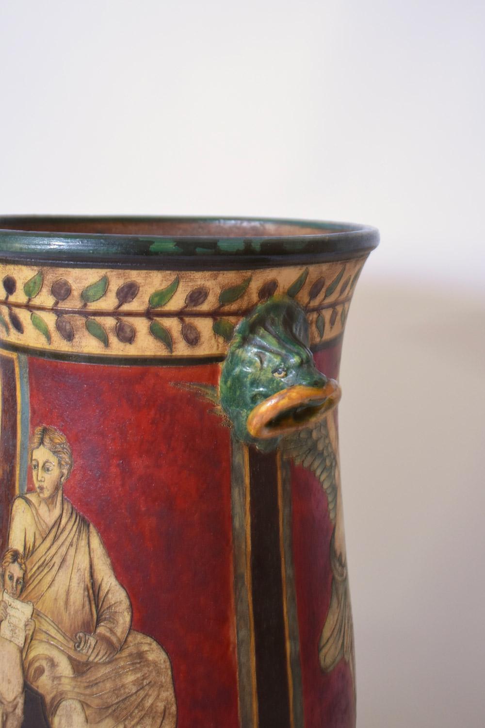 Vase en terre cuite de style ancien sur une base balustre, décoré de figures en relief. Italie, années 1970.