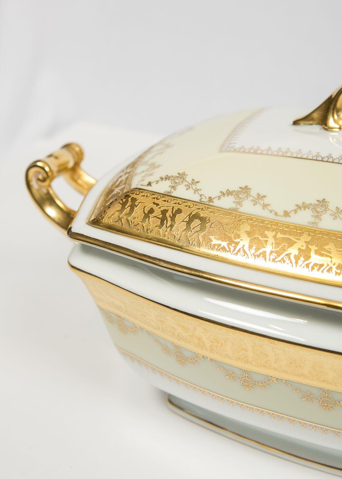 Néoclassique Soupière en porcelaine dorée néoclassique fabriquée au milieu du 20e siècle en vente