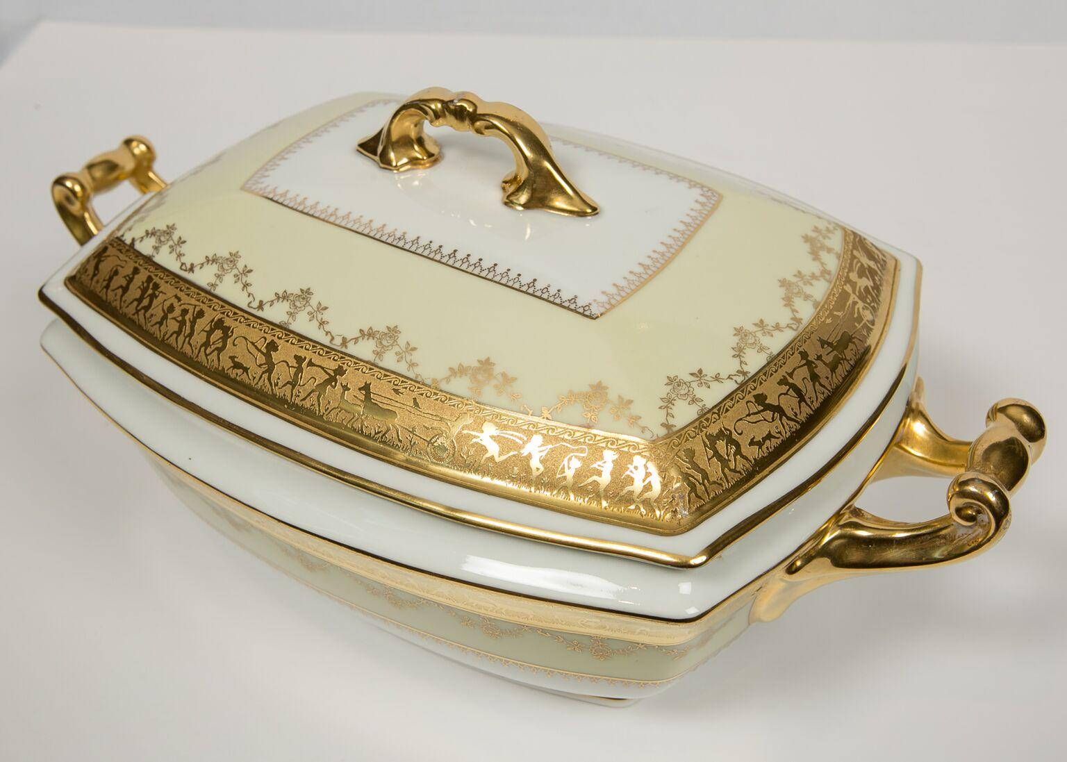 Tchèque Soupière en porcelaine dorée néoclassique fabriquée au milieu du 20e siècle en vente