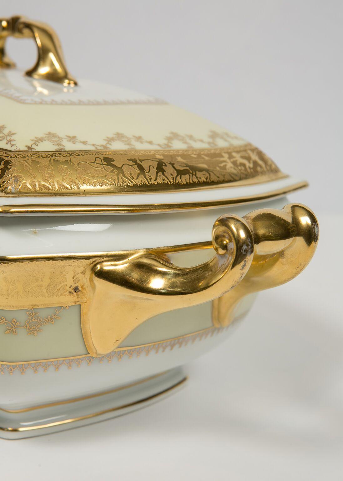 Embossé Soupière en porcelaine dorée néoclassique fabriquée au milieu du 20e siècle en vente