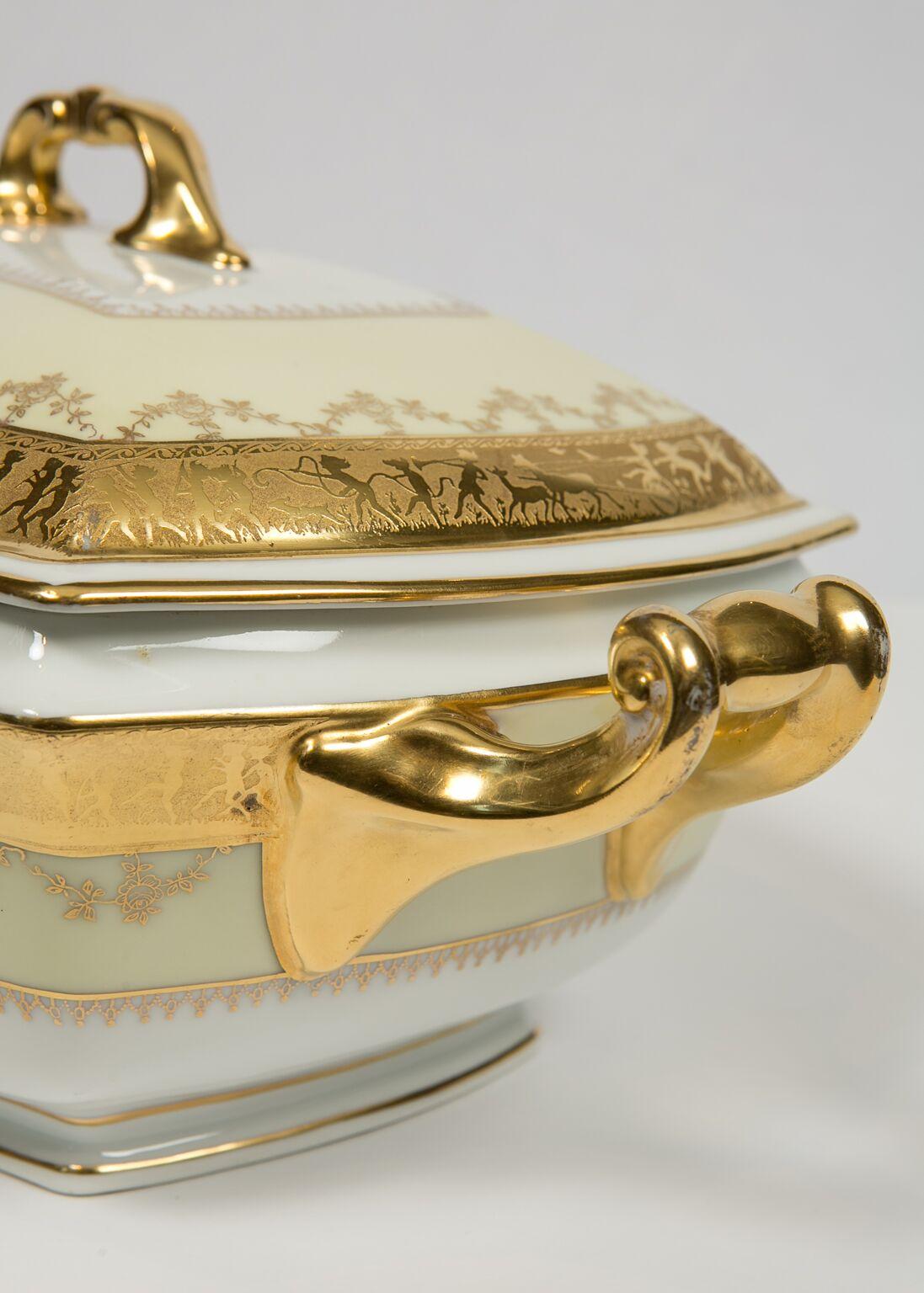 Soupière en porcelaine dorée néoclassique fabriquée au milieu du 20e siècle Excellent état - En vente à Katonah, NY
