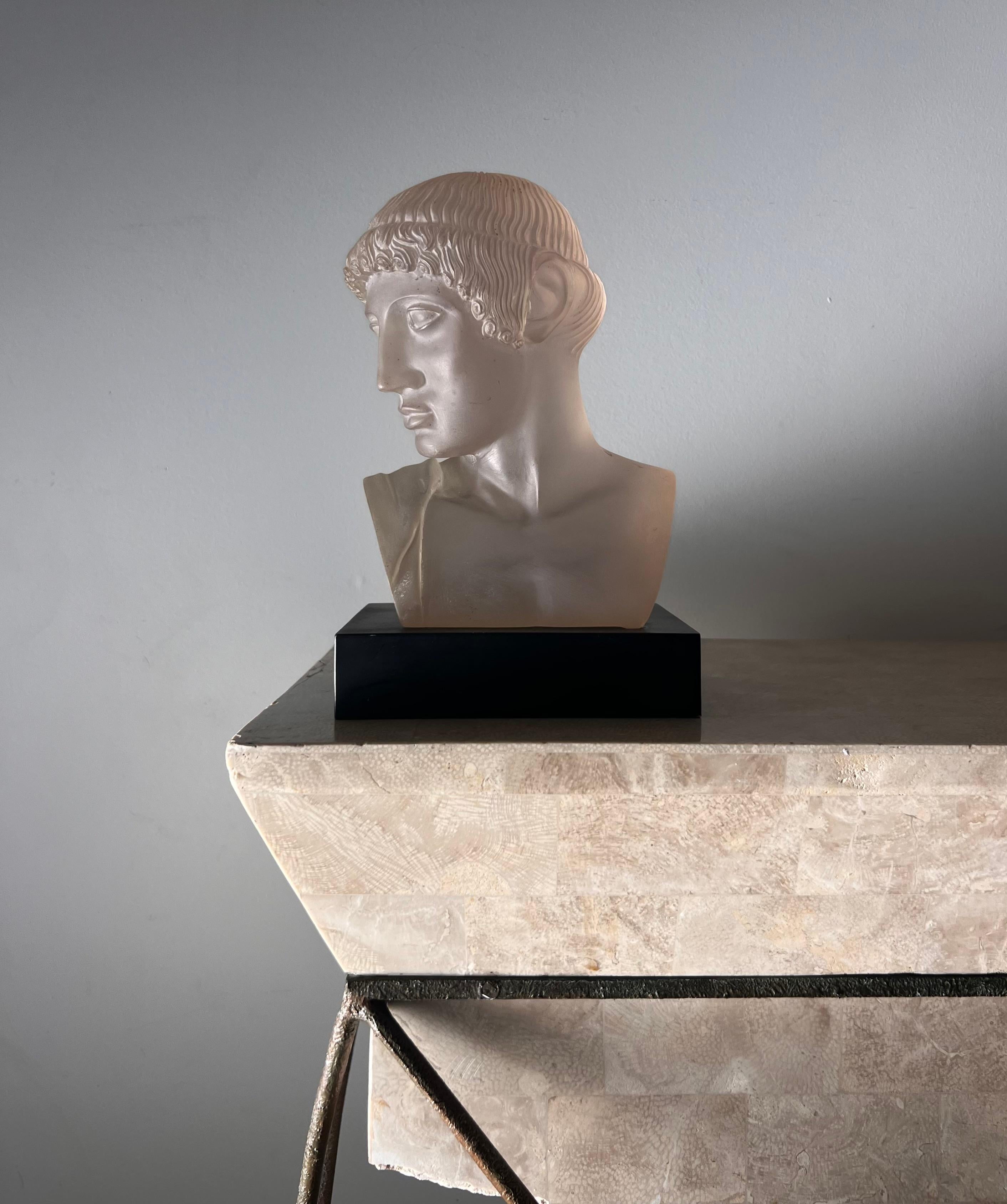 Neoclassical postmodern art glass bust of a Greek male, late 20th century For Sale 9