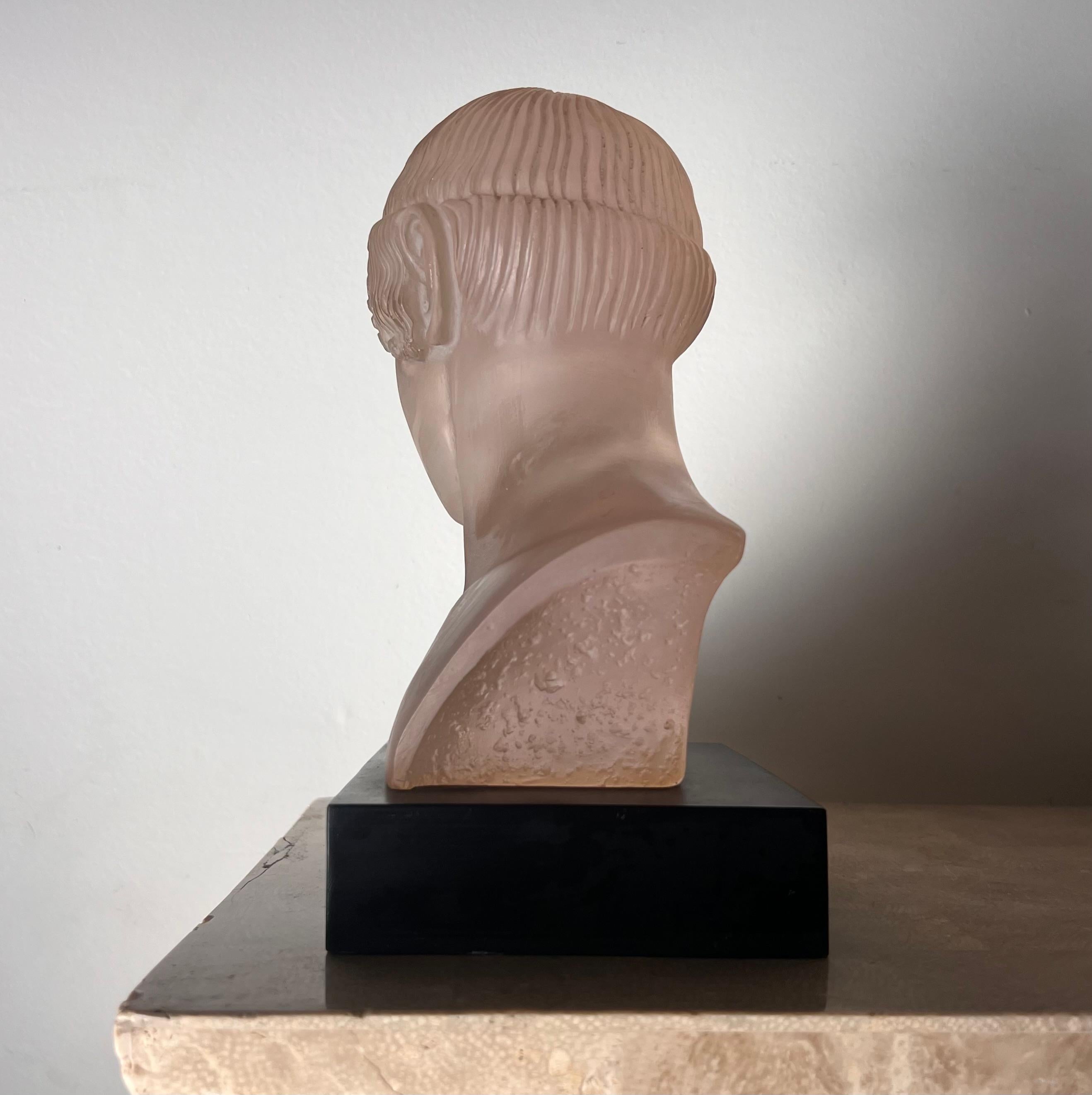 Neoclassical postmodern art glass bust of a Greek male, late 20th century For Sale 10