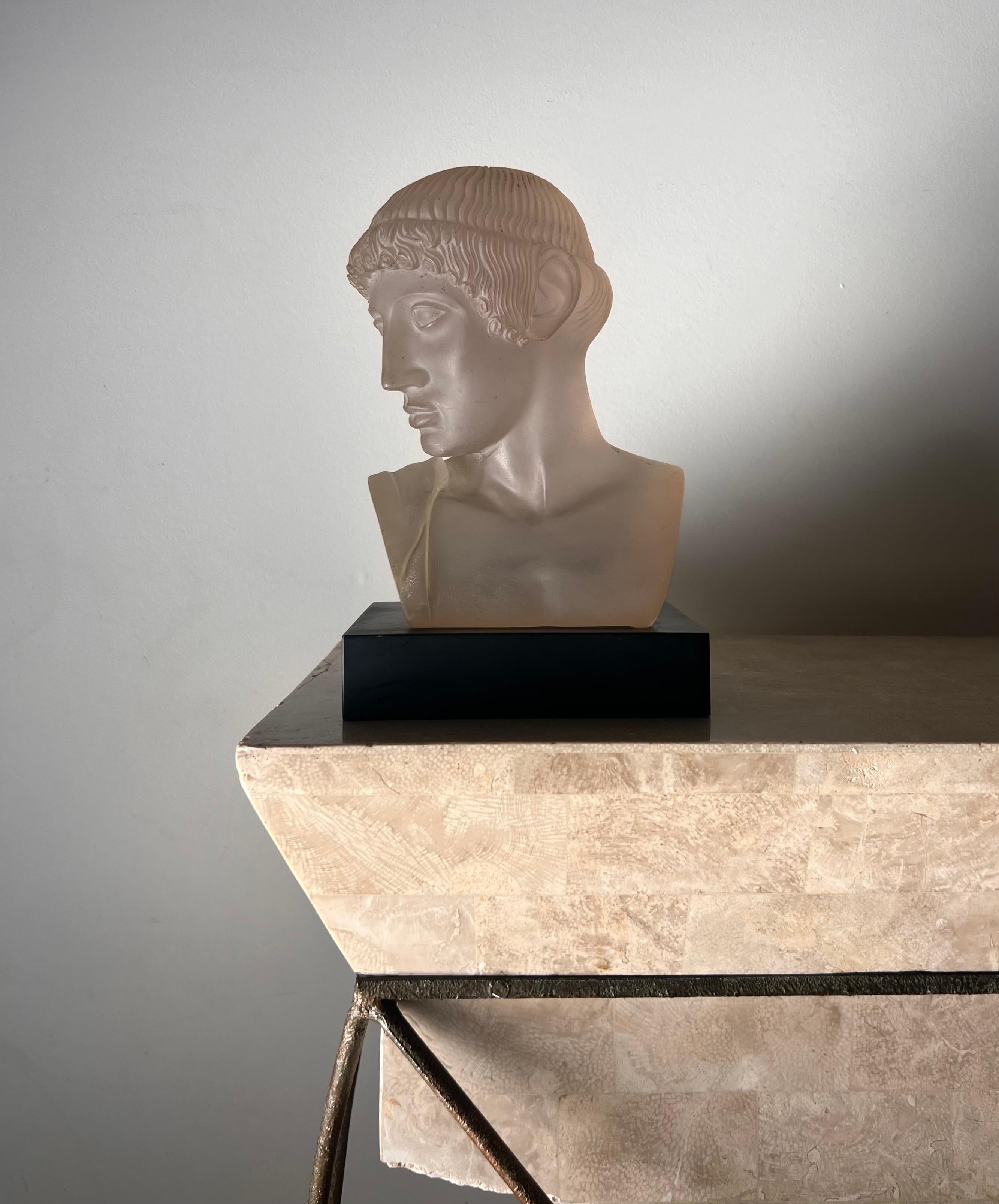 Neoclassical postmodern art glass bust of a Greek male, late 20th century For Sale 12
