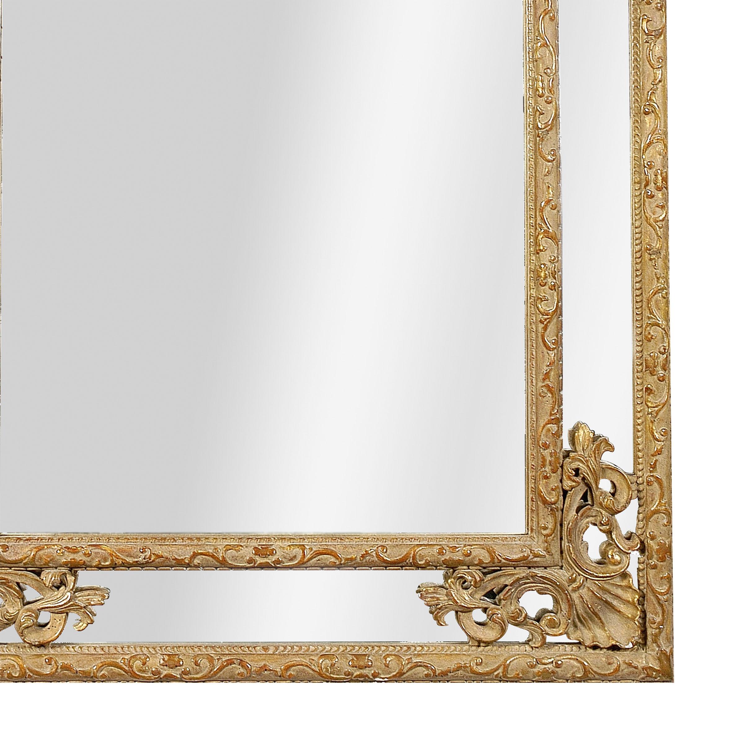 Neoklassizistischer rechteckiger handgefertigter Spiegel. Rechteckige, handgeschnitzte Holzstruktur mit Goldfolie überzogen, Spanien, 1970.