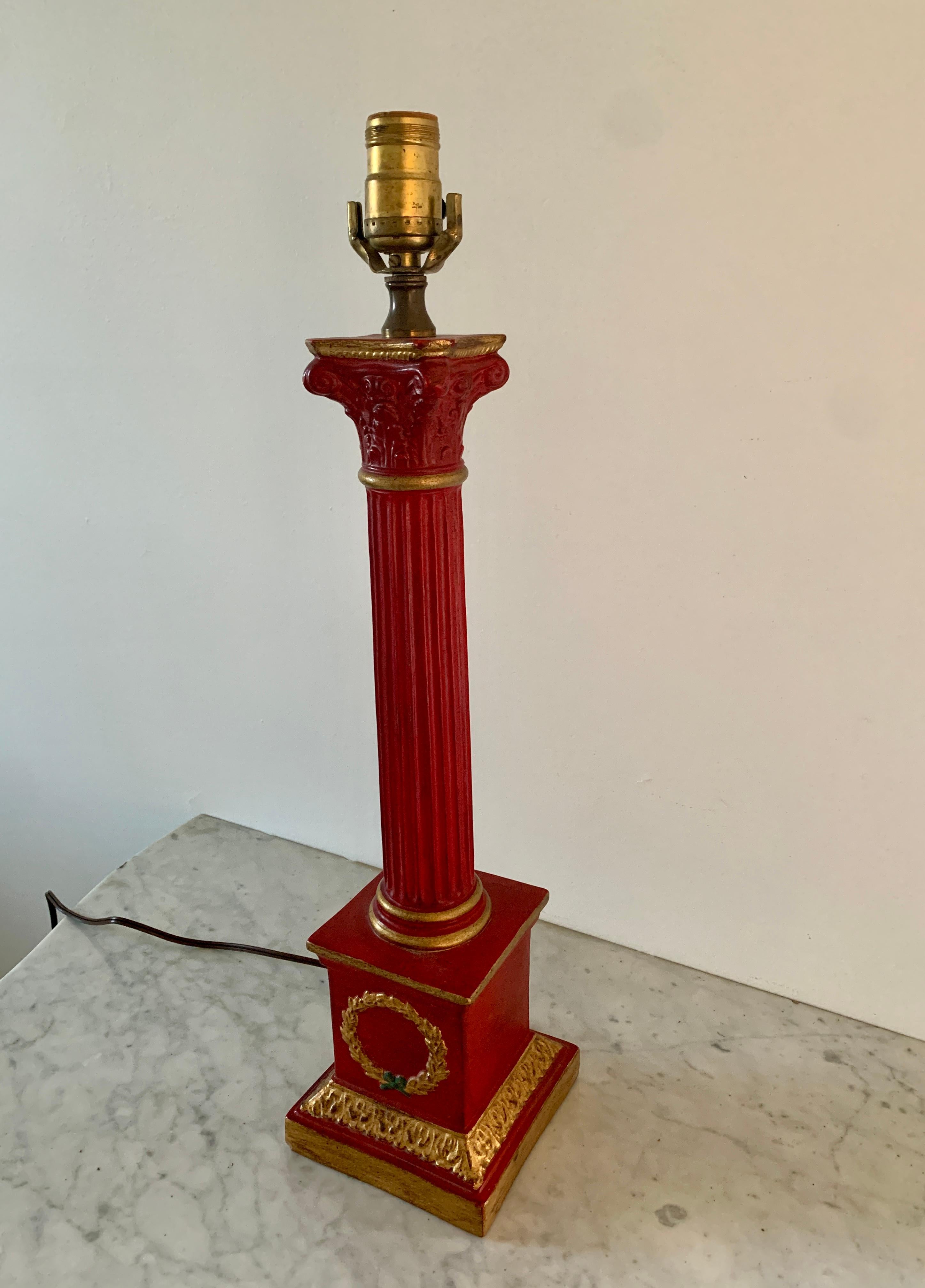 Neoklassizistische rote und goldene korinthische Säulen-Tischlampe im Angebot 1