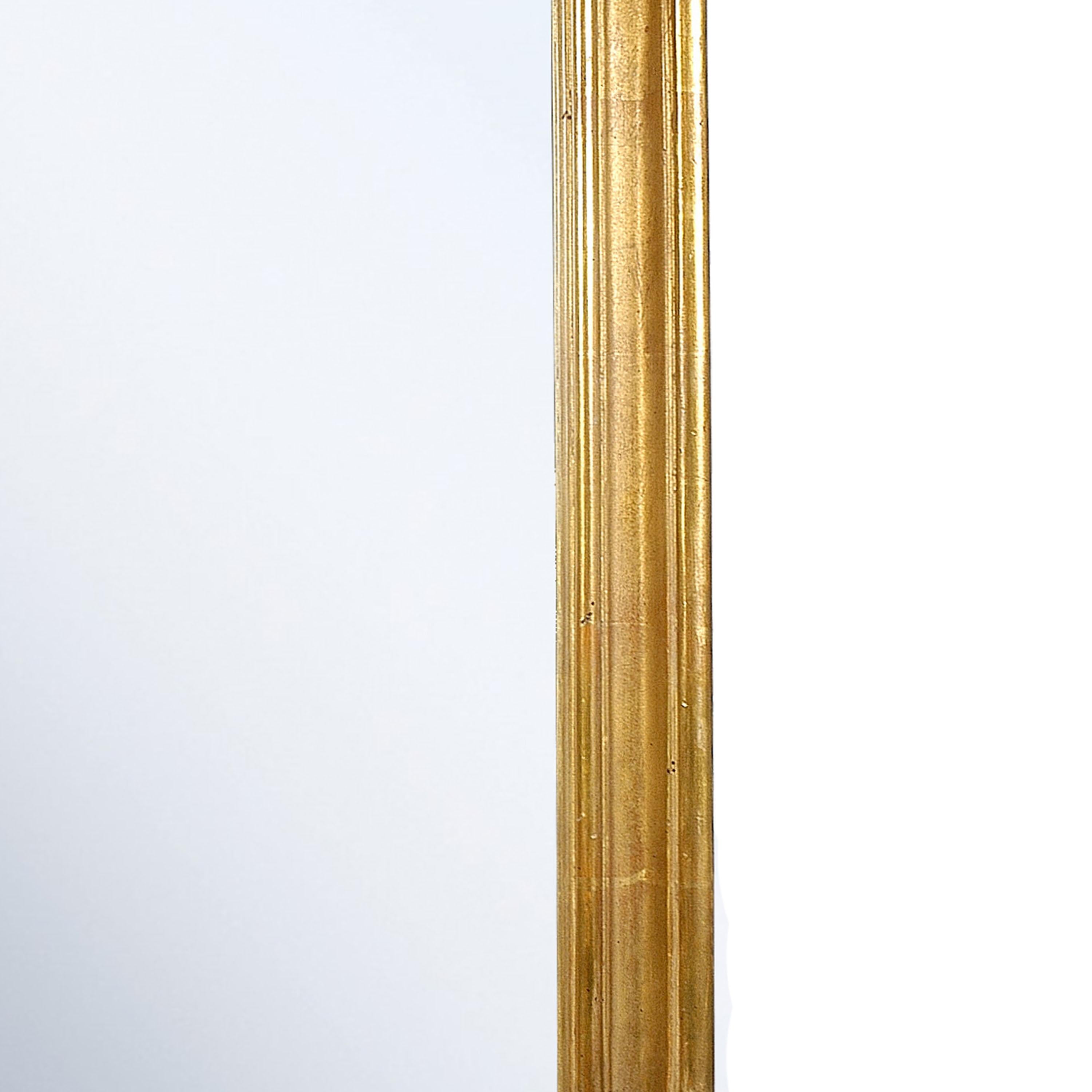 Specchio artigianale in stile Regency neoclassico. Struttura rettangolare in legno intagliato a mano con finitura dorata, Spagna, 1970.