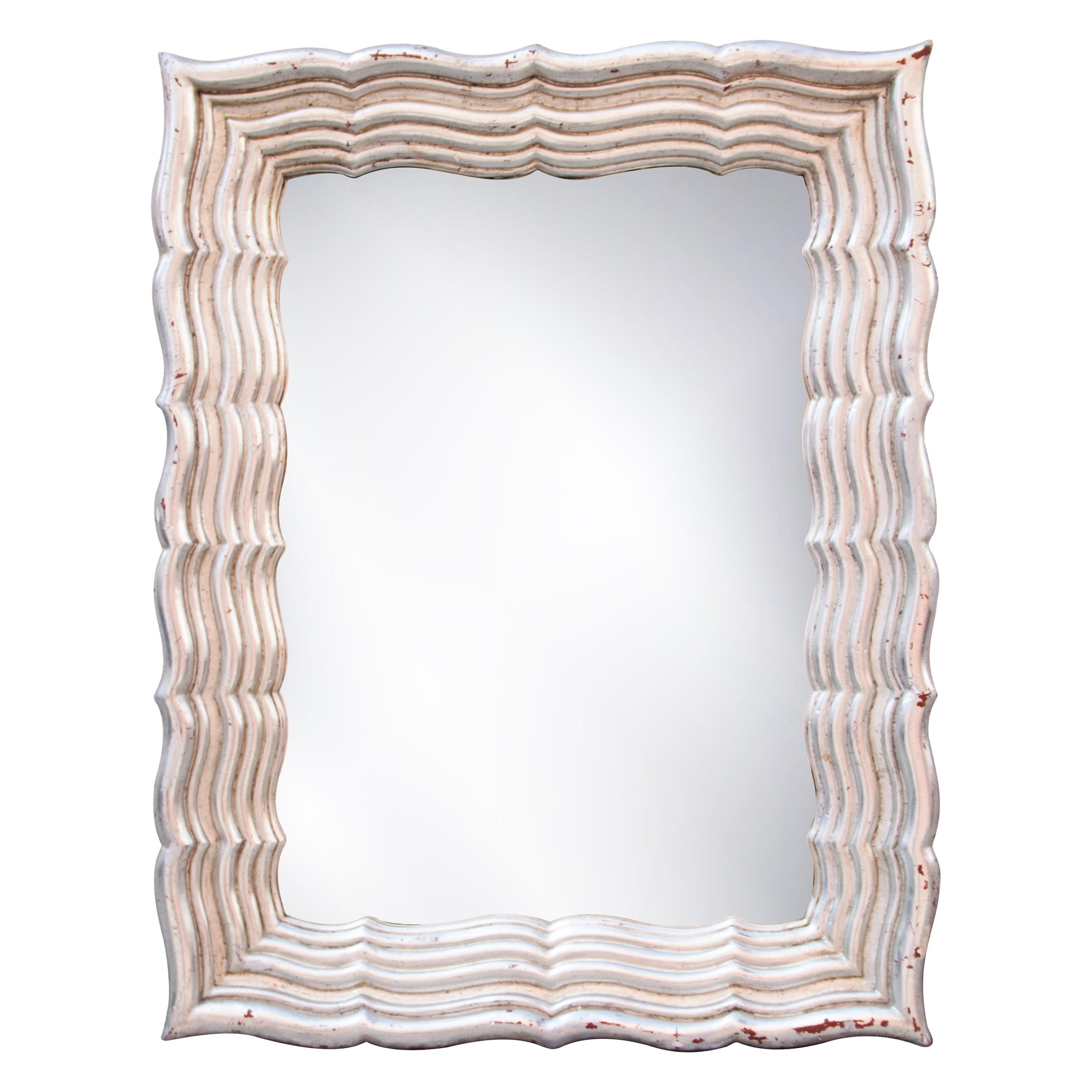 Miroir rectangulaire en bois sculpté à la main en argent de style Régence néoclassique, 1970