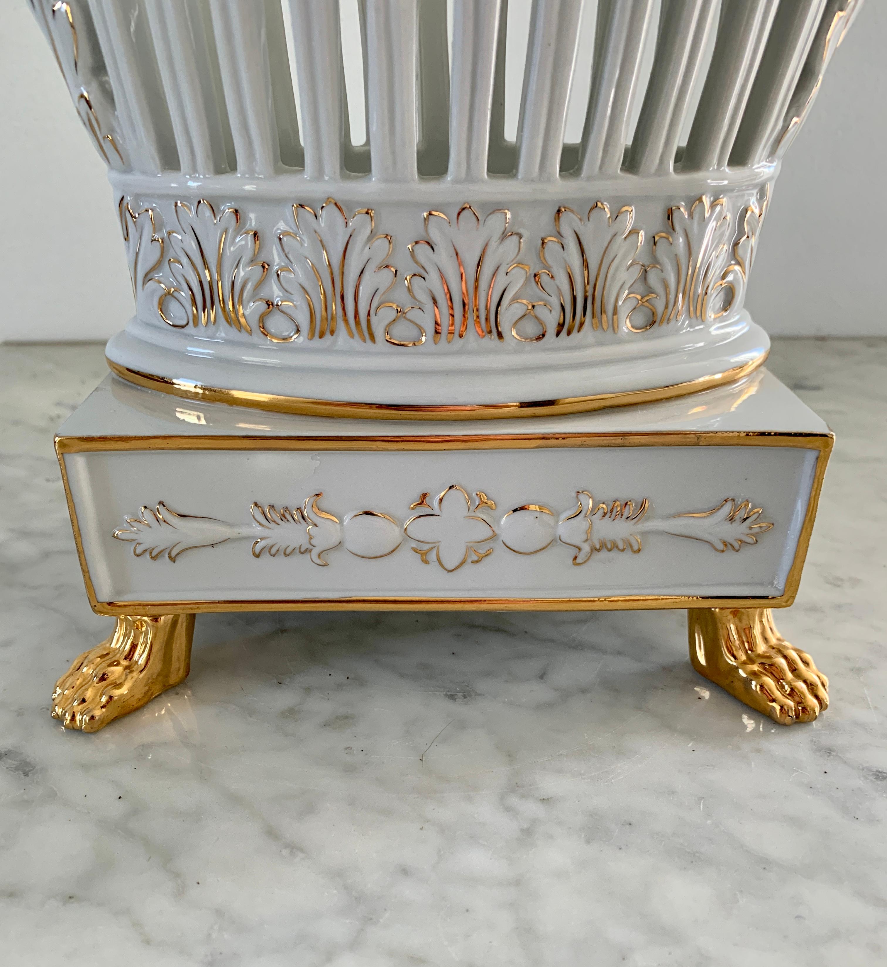 Paire de compotiers en porcelaine réticulée dorée de style Régence néoclassique en vente 3