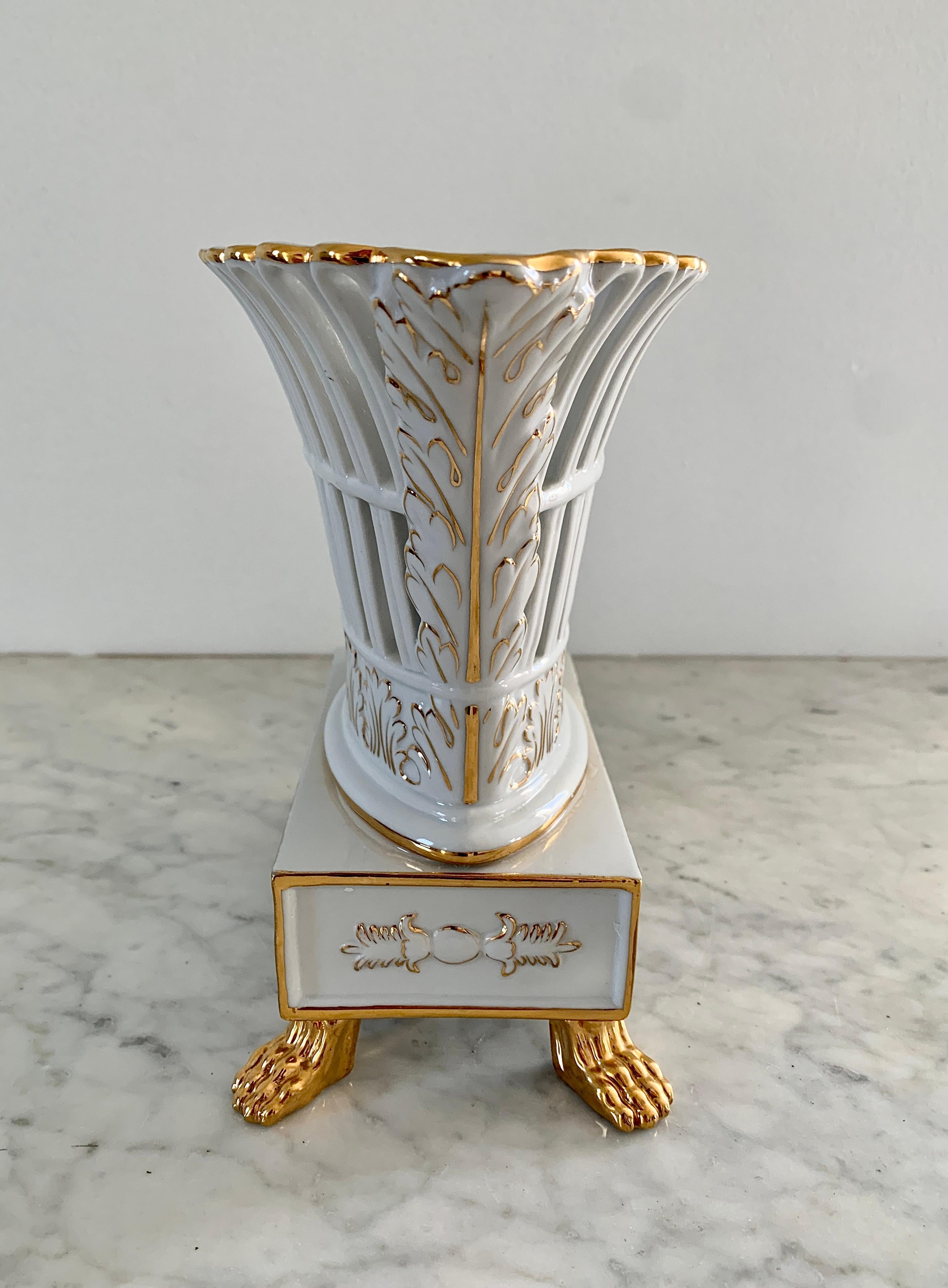 Paire de compotiers en porcelaine réticulée dorée de style Régence néoclassique Bon état - En vente à Elkhart, IN