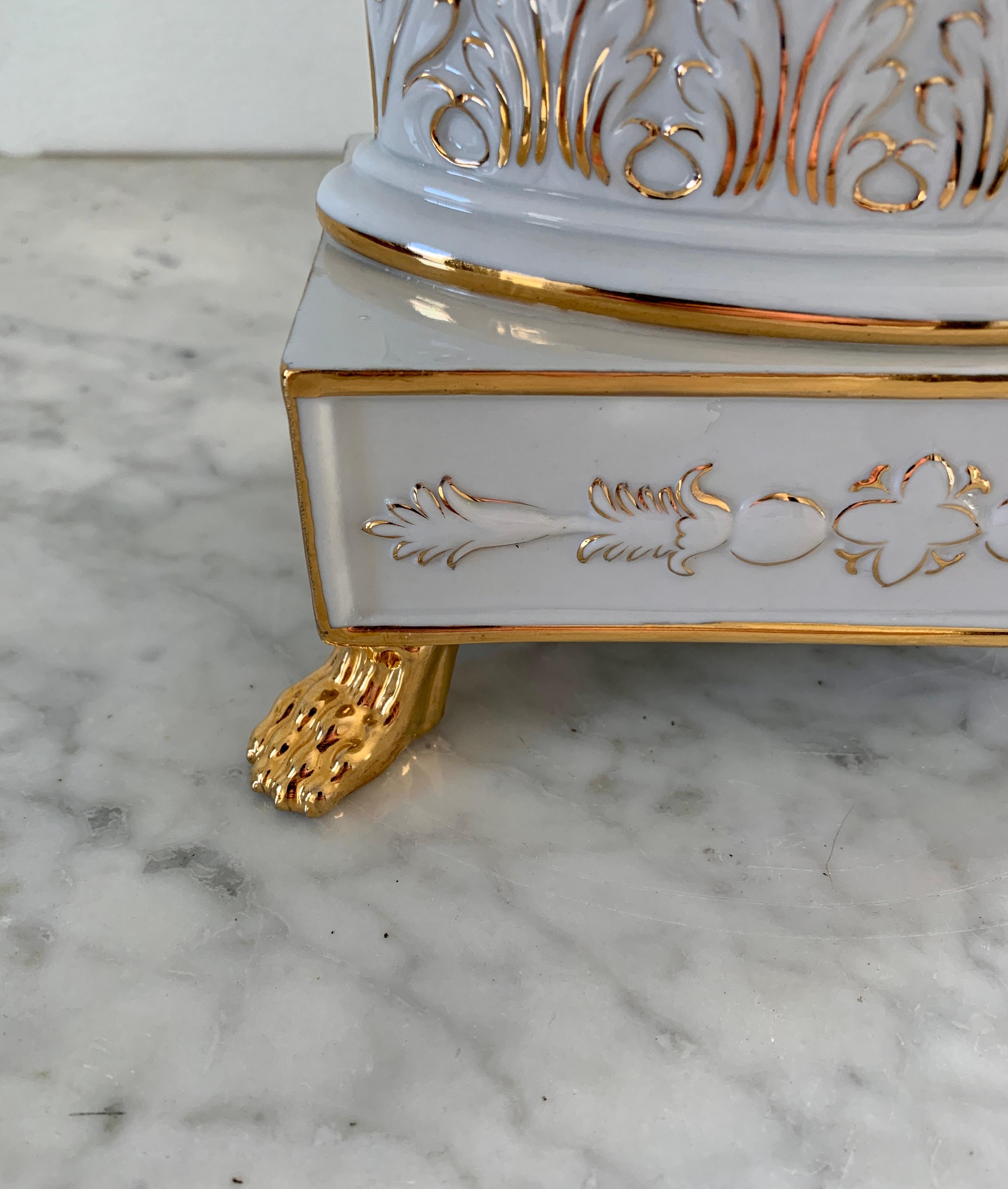 Paire de compotiers en porcelaine réticulée dorée de style Régence néoclassique en vente 2