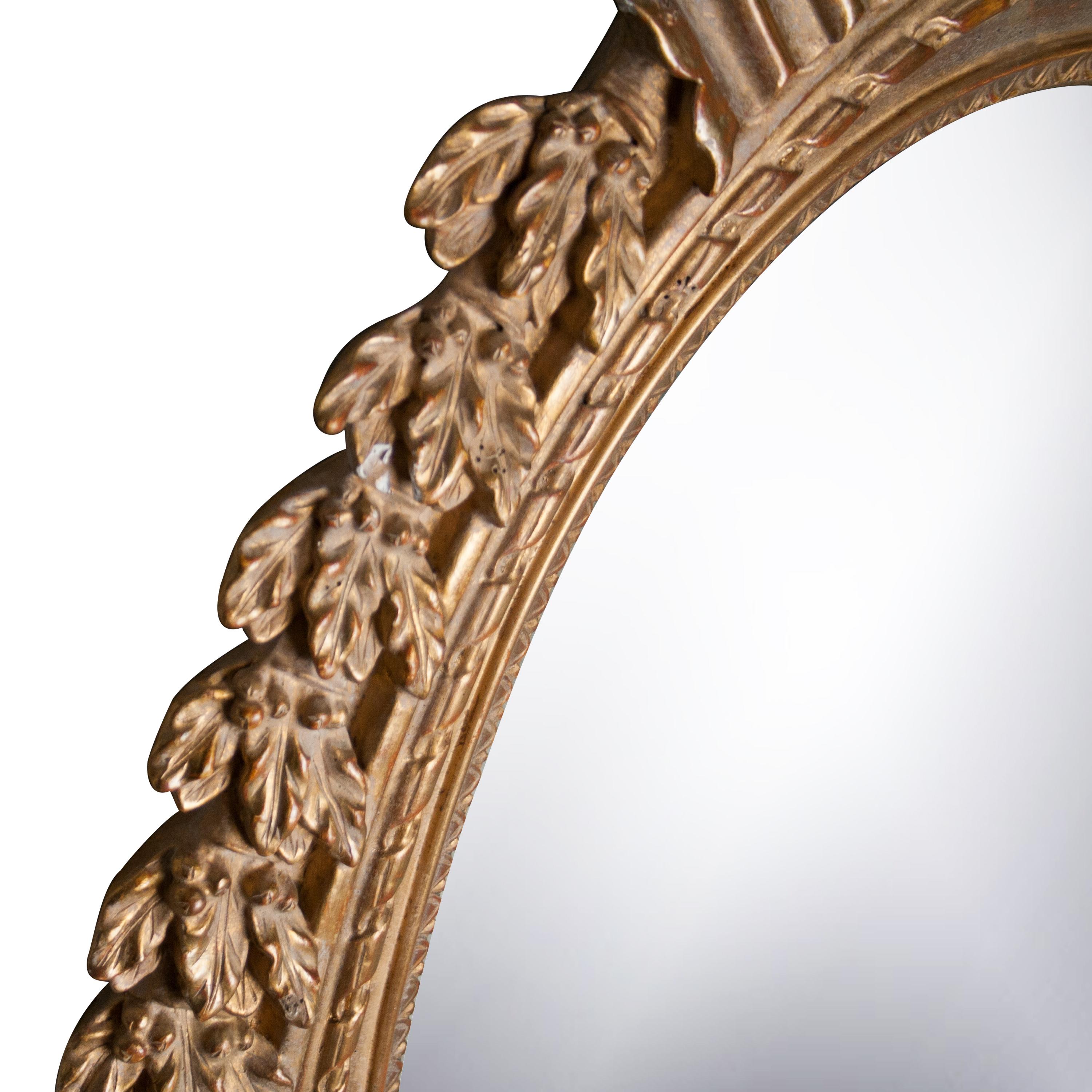 Spagnolo Specchio in legno intagliato a mano in lamina d'oro d'acanto in stile Neoclassico Regency, 1970 in vendita