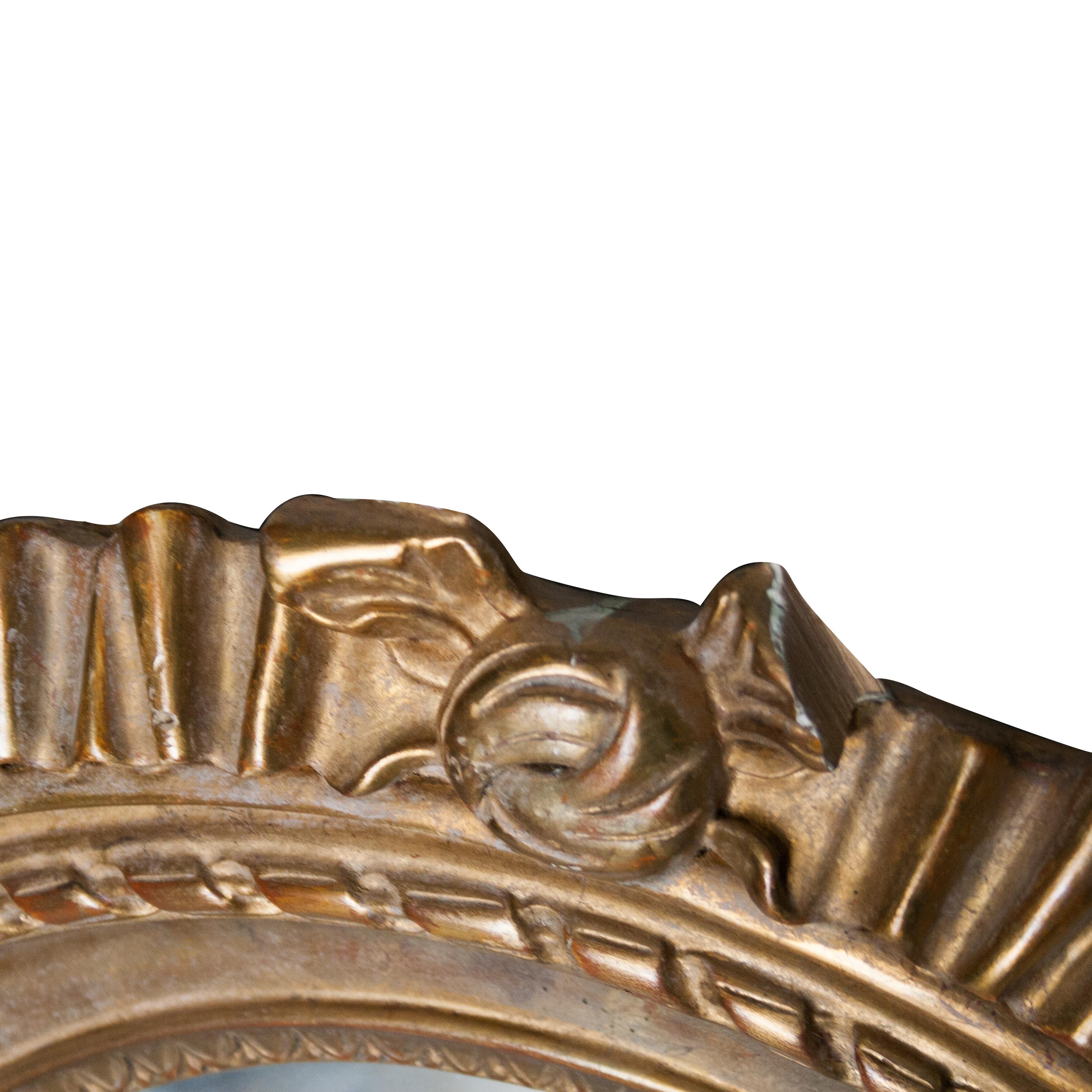 Intagliato a mano Specchio in legno intagliato a mano in lamina d'oro d'acanto in stile Neoclassico Regency, 1970 in vendita
