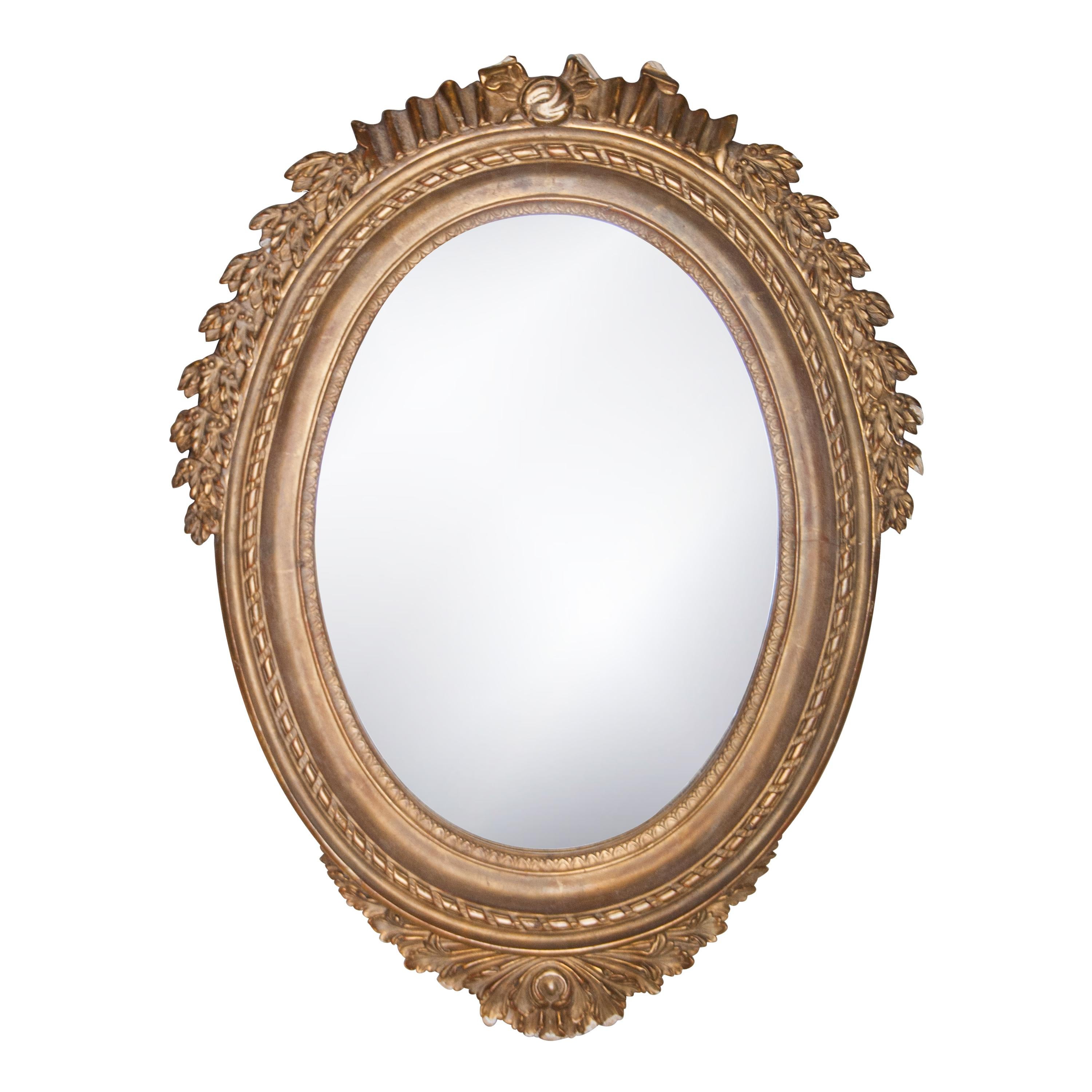Specchio in legno intagliato a mano in lamina d'oro d'acanto in stile Neoclassico Regency, 1970