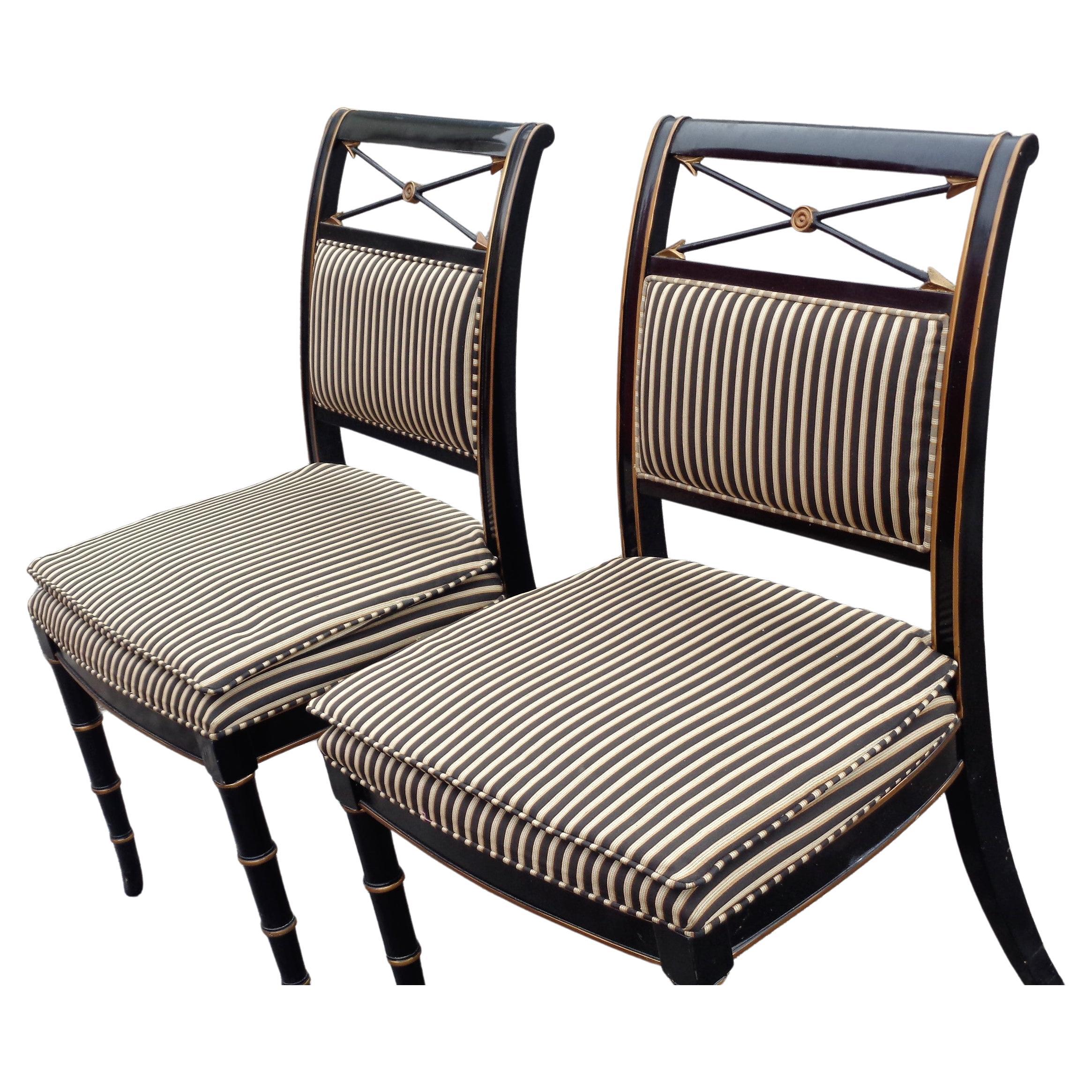 Tissu d'ameublement  Chaises classiques de style Régence laquées noires et dorées en vente