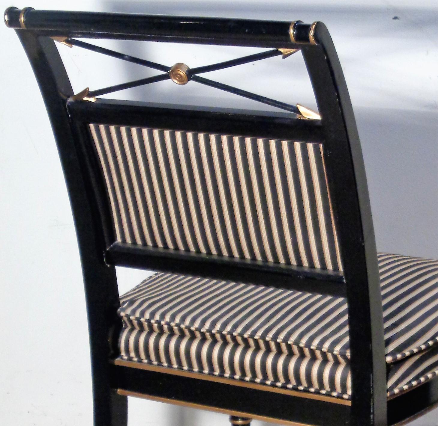  Chaises classiques de style Régence laquées noires et dorées en vente 1
