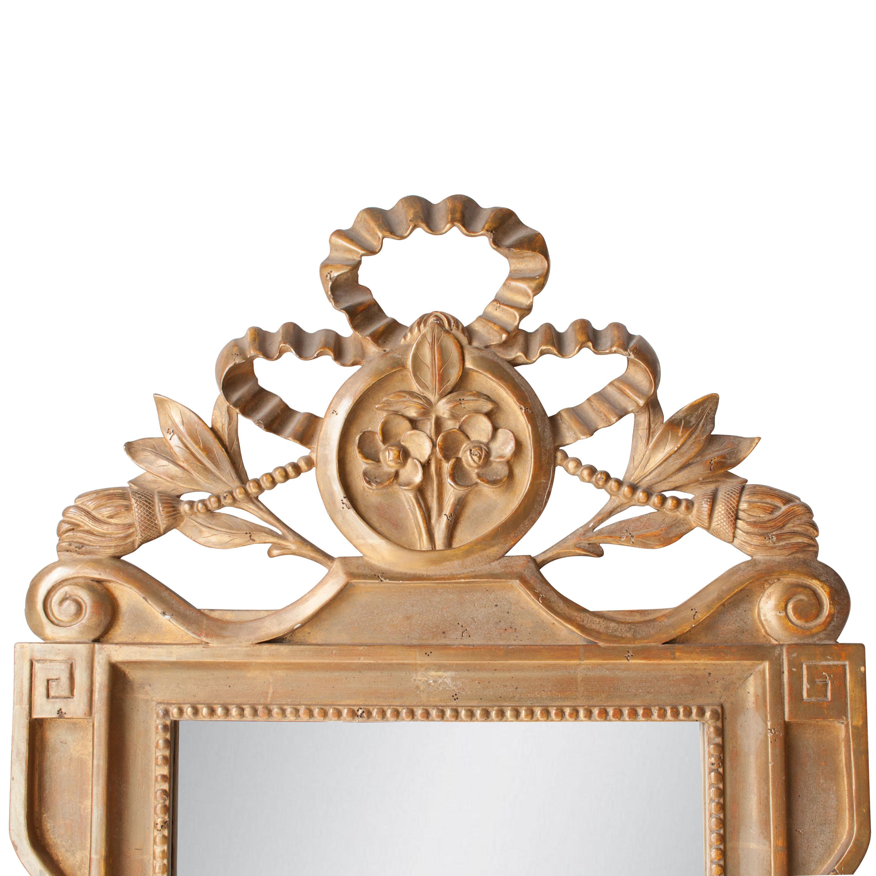 Handgefertigter Spiegel im neoklassizistischen Regency-Stil. Rechteckige, handgeschnitzte Holzstruktur mit Goldfolie überzogen, Spanien, 1970.
   