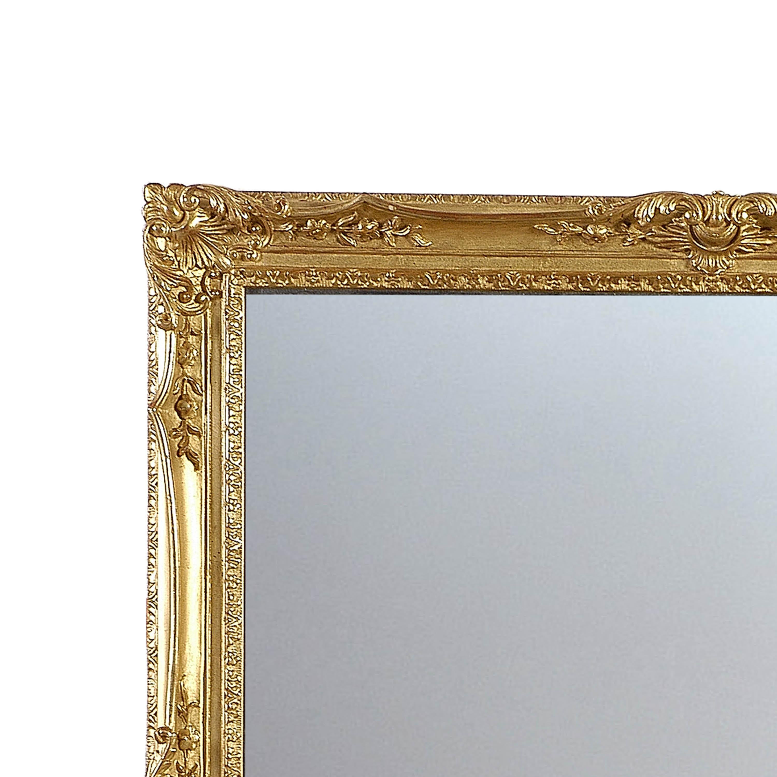 Handgefertigter Spiegel im neoklassizistischen Regency-Stil. Rechteckige und geschnitzte Holzstruktur mit Goldfolie veredelt. Spanien, 1970.