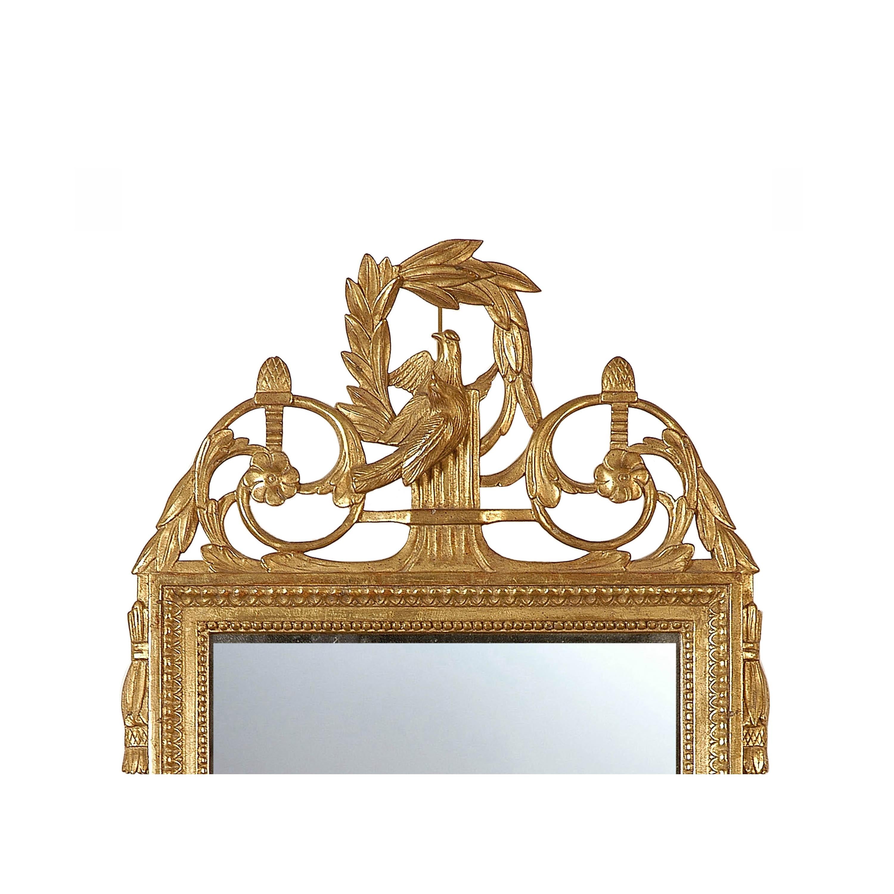 Handgefertigter Spiegel im neoklassizistischen Regency-Stil. Rechteckige, handgeschnitzte Holzstruktur mit Goldfolie überzogen, Spanien, 1970.
 