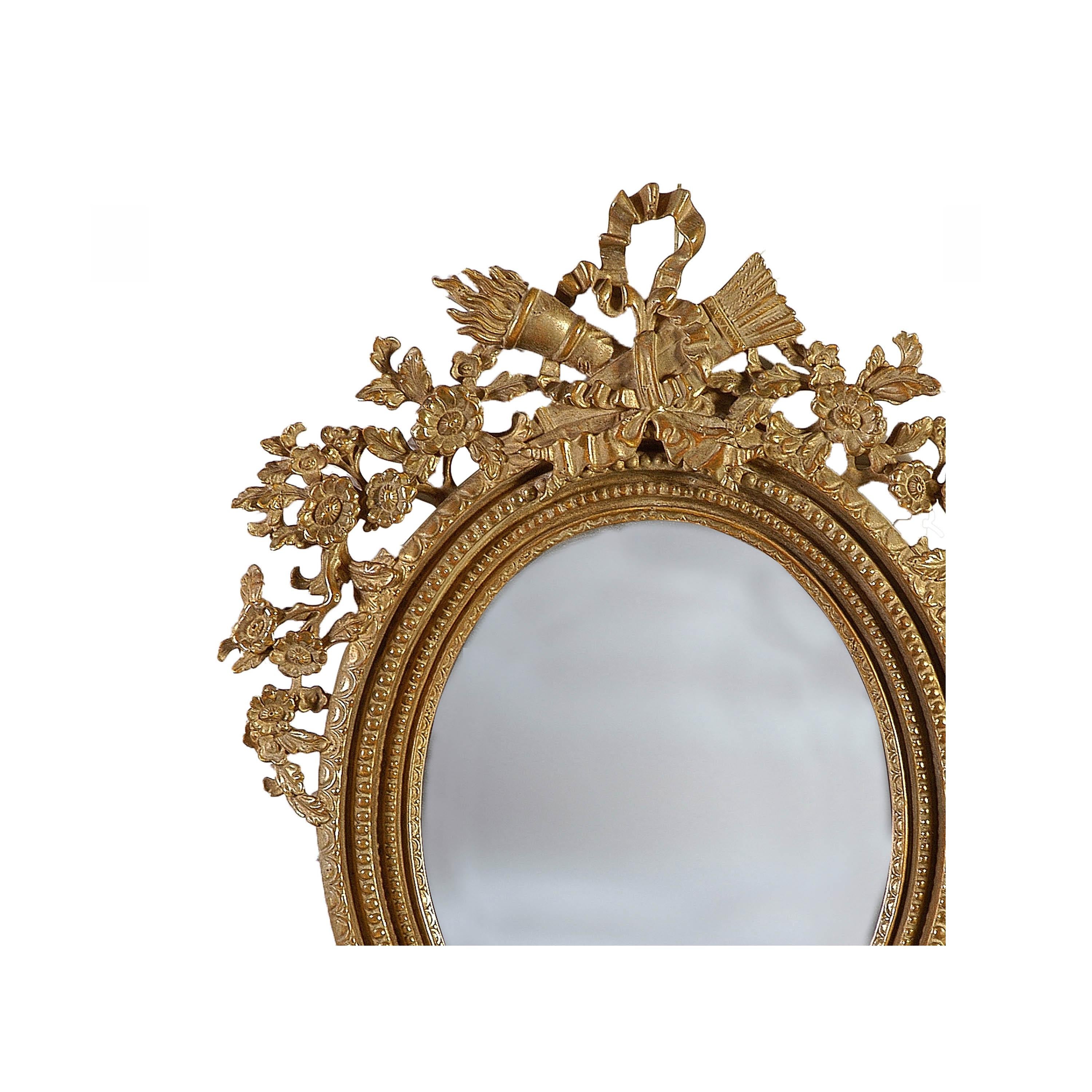 Spagnolo Specchio rotondo in legno intagliato a mano in lamina d'oro in stile Neoclassico Regency, 1970 in vendita