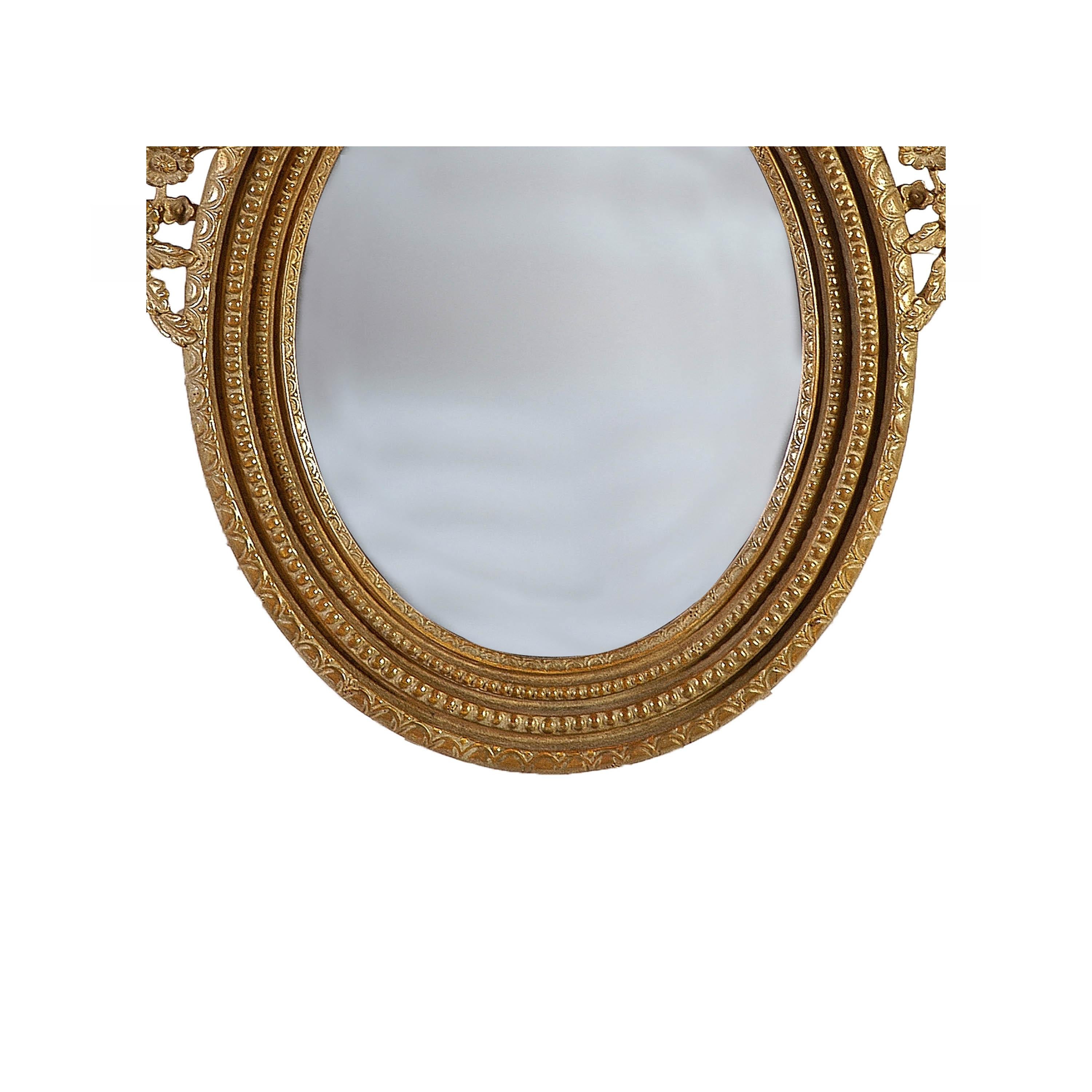 Specchio rotondo in legno intagliato a mano in lamina d'oro in stile Neoclassico Regency, 1970 In condizioni buone in vendita a Madrid, ES