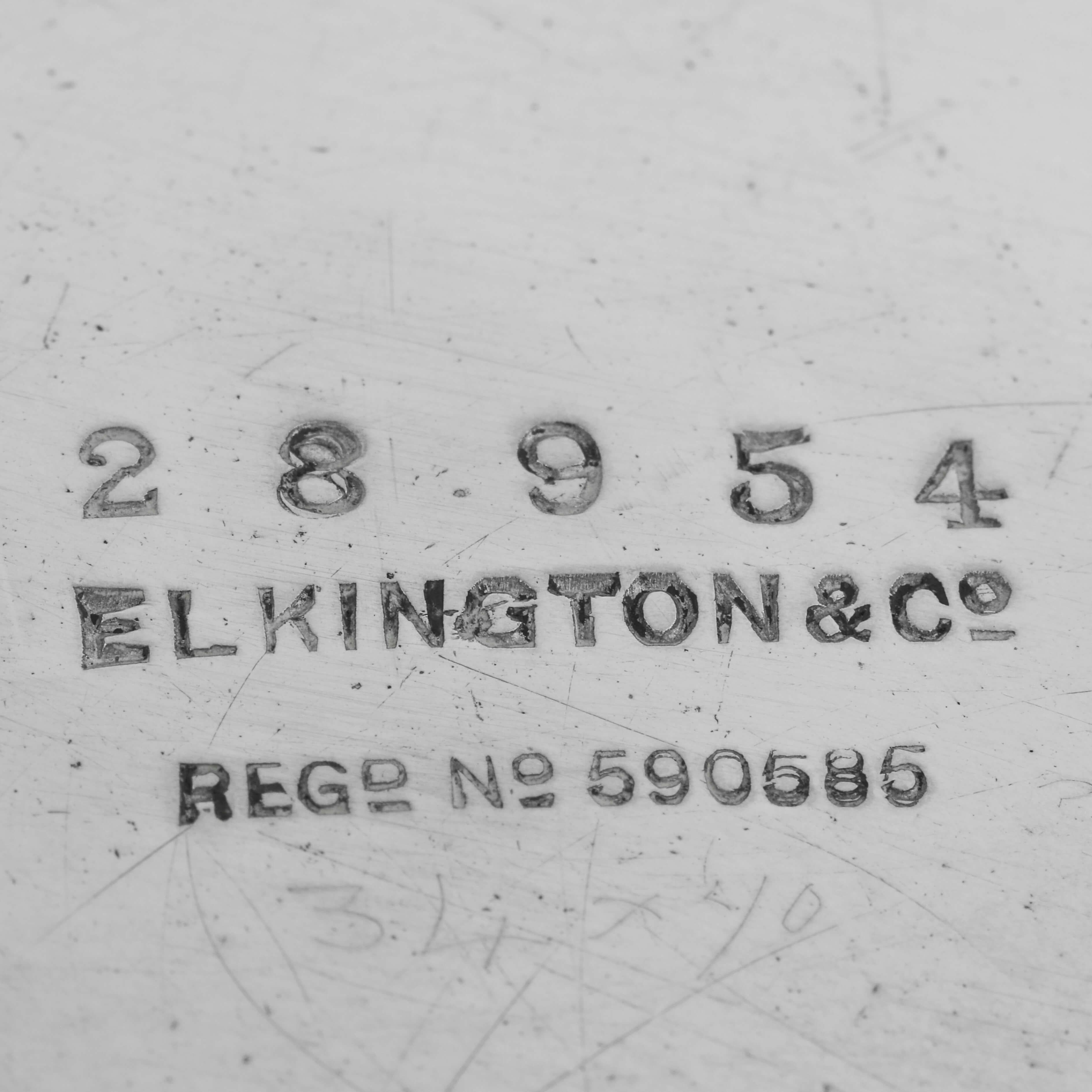 Diese attraktive antike Sterling-Silber-Epergne wurde 1910 in Birmingham von Elkington & Co. gepunzt und ist eine schöne Reproduktion eines neoklassischen Designs aus der Zeit von George II. mit 4 abnehmbaren runden Beilagen und einem größeren