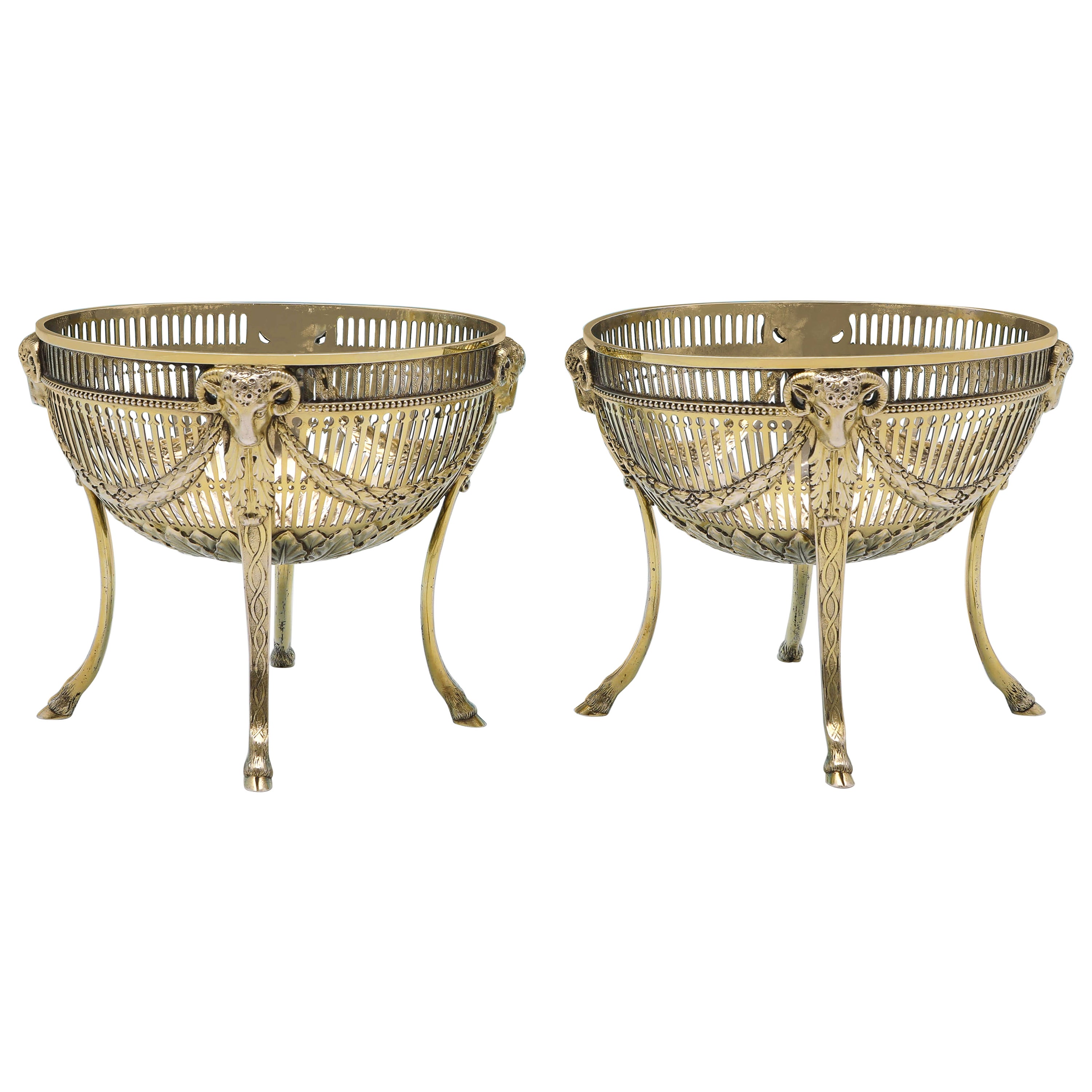 Coppia di piatti antichi in argento sterling dorato in stile Neoclassico Revival, Londra, 1880 in vendita