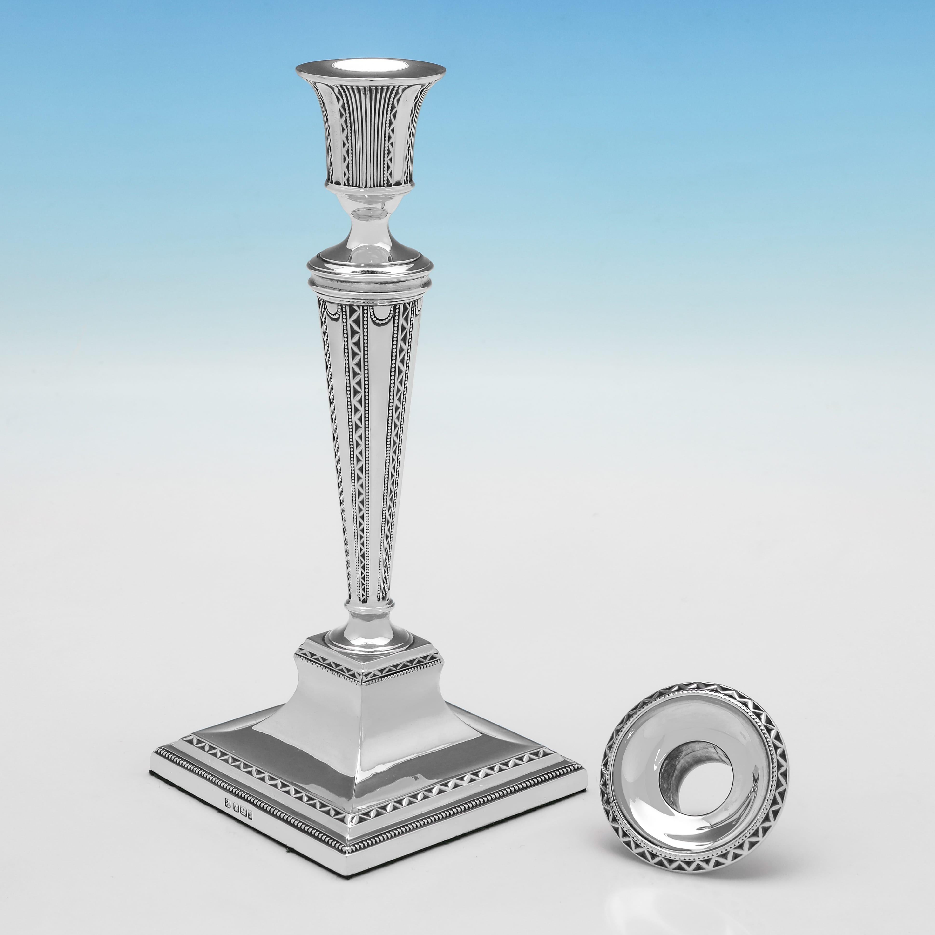 Neoclassico Candelieri antichi in argento sterling di epoca neoclassica realizzati a Sheffield 1911 in vendita