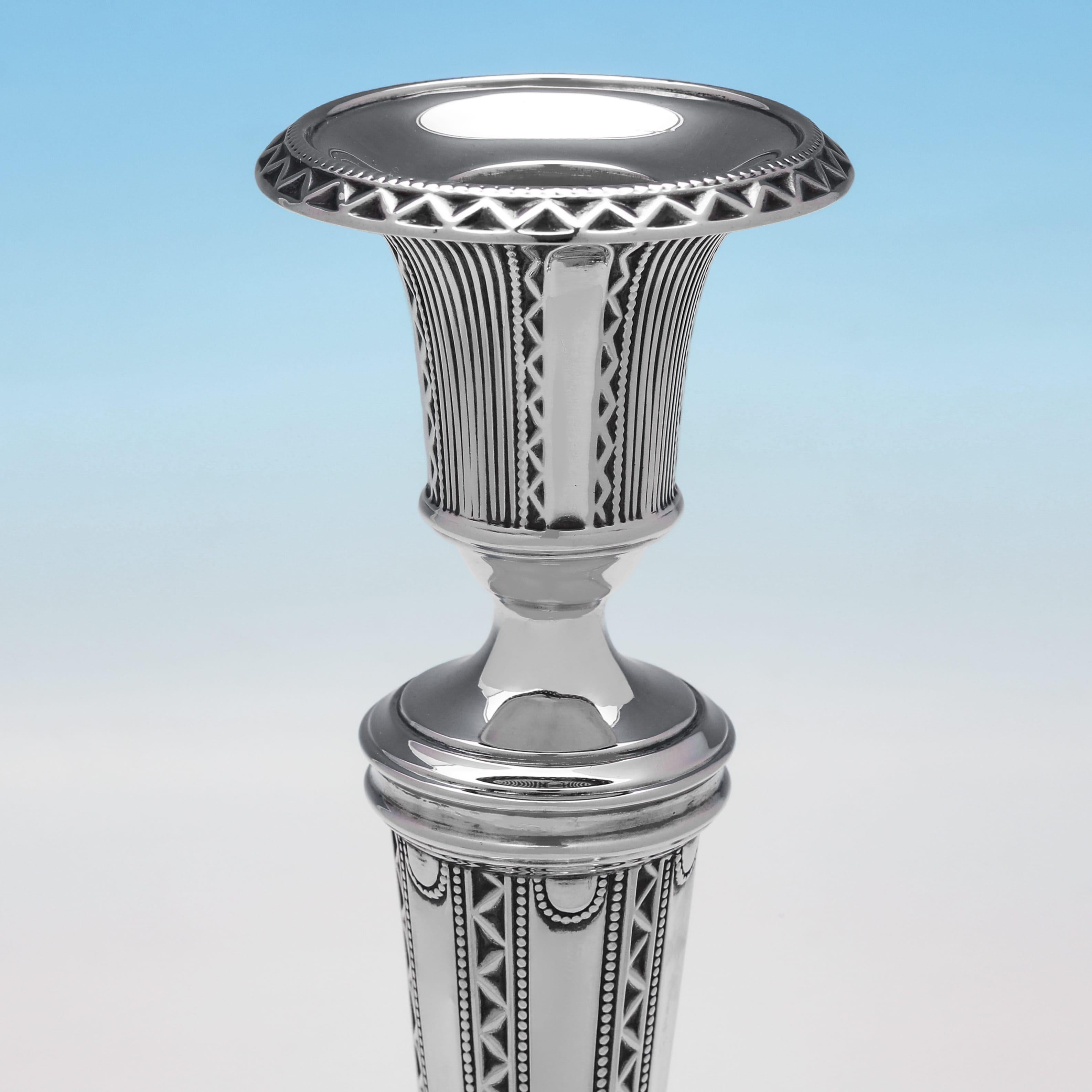 Inglese Candelieri antichi in argento sterling di epoca neoclassica realizzati a Sheffield 1911 in vendita
