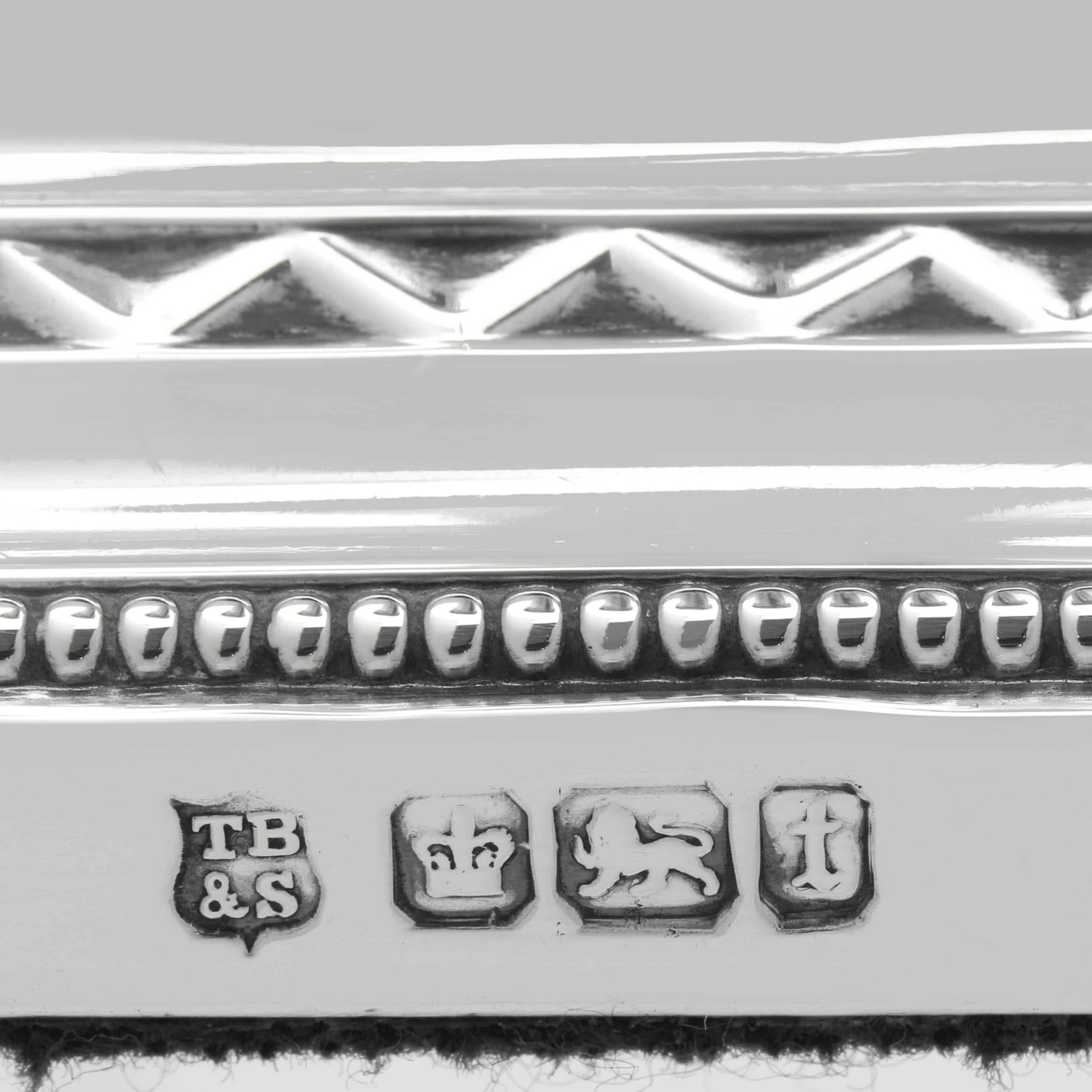 Inizio XX secolo Candelieri antichi in argento sterling di epoca neoclassica realizzati a Sheffield 1911 in vendita